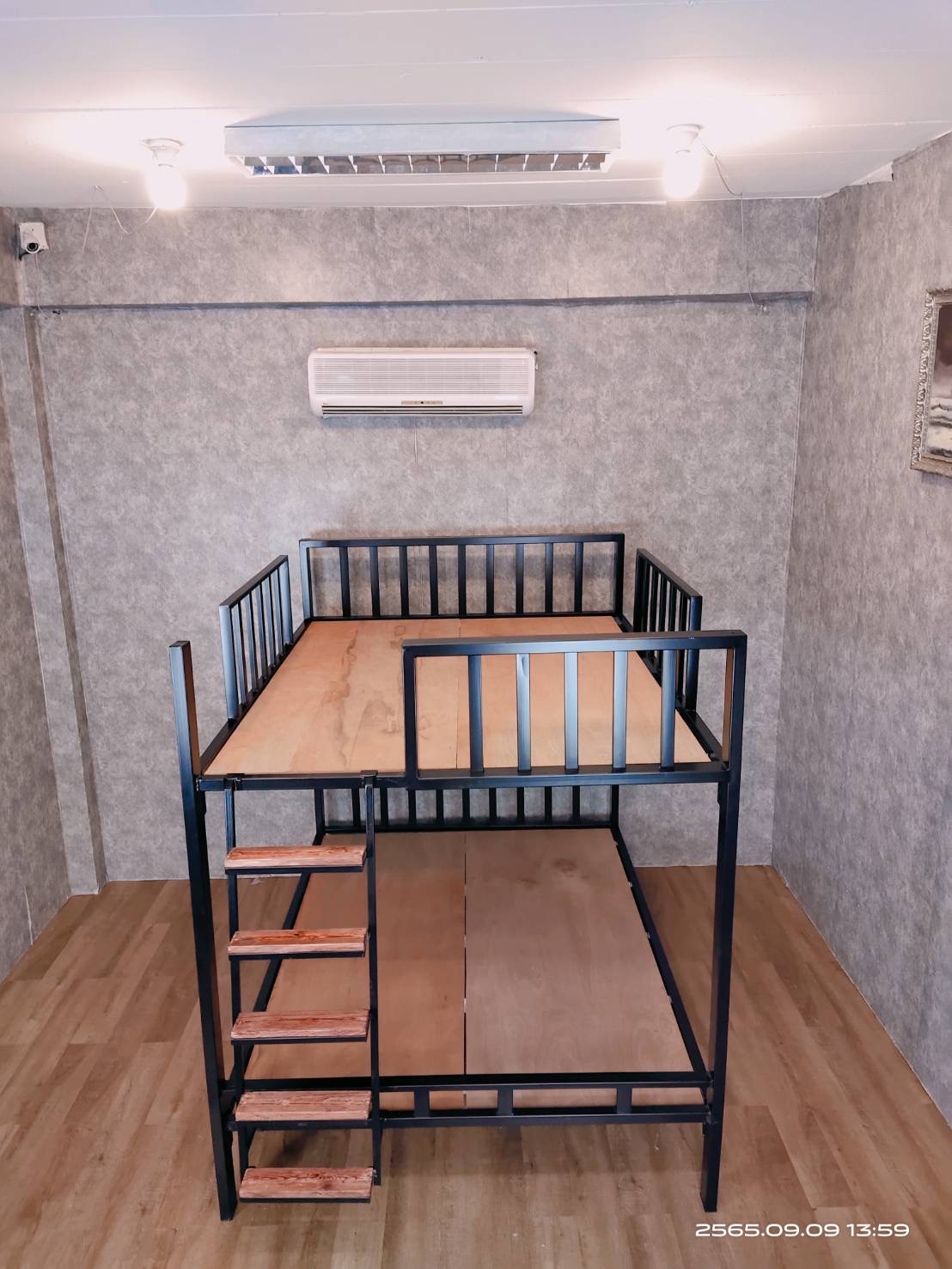 A103 เตียงเหล็ก 5 ฟุต 2 ชั้น รุ่นกันตกเว้น 2 ช่อง