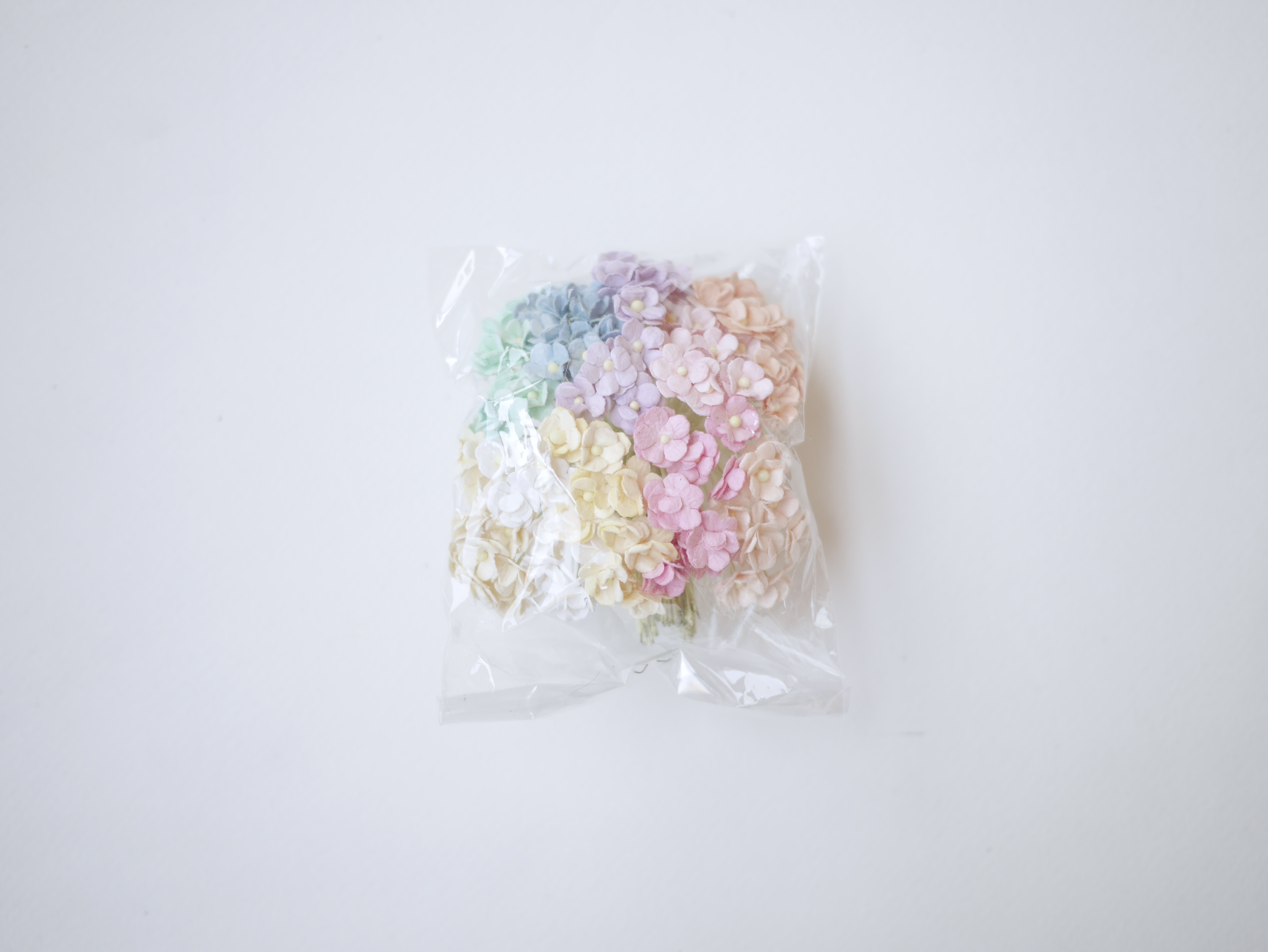 ดอกไม้กระดาษสา ดอกไม้กระดาษสาราคาส่ง ดอกไม้กระดาษสำหรับตกแต่ง งานแต่งงาน หรือติดของชำร่วย ดอก creeping lady 100 ดอก ขนาด 0.8 cm. คละสีพาสเทล Small Paper Flower with stem, , 100 pcs., size 0.8 cm., creeping flowers 2 layers, pastel mixed rainbow color.