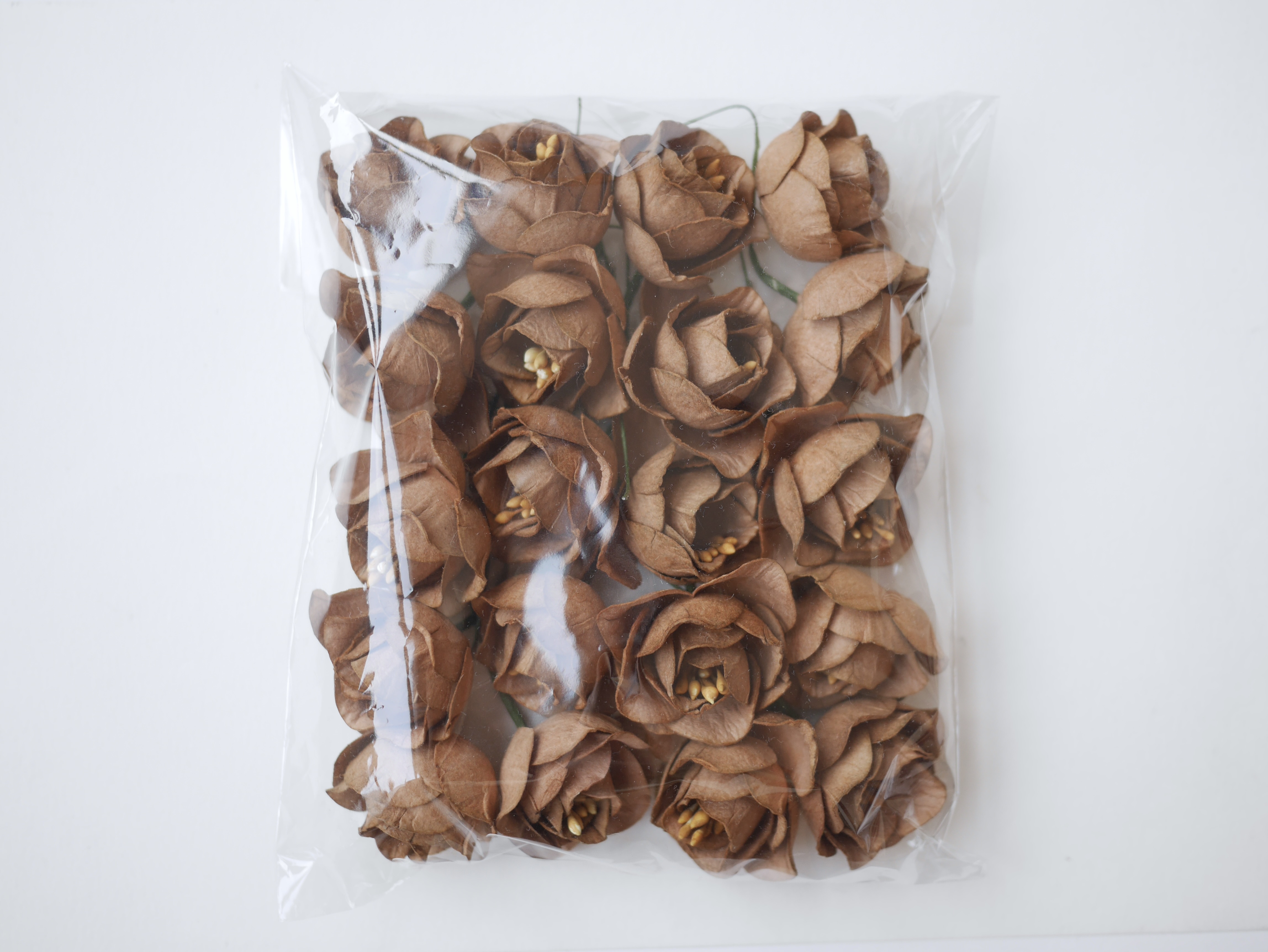 ดอกไม้กระดาษสา ดอกโลตัสอินโดนิเซียกระดาษ ดอกไม้กระดาษสาราคาส่ง ดอกไม้กระดาษสำหรับตกแต่งของชำร่วย งานแต่งงาน ทำช่อดอกไม้ติดอกเจ้าบ่าว ข้อมือดอกไม้เจ้าสาว ขนาด 4.5 cm. 20 ดอก สีน้ำตาลโกโก้ Paper flowers supplies: DIY wedding tools, Lotus with pollens.