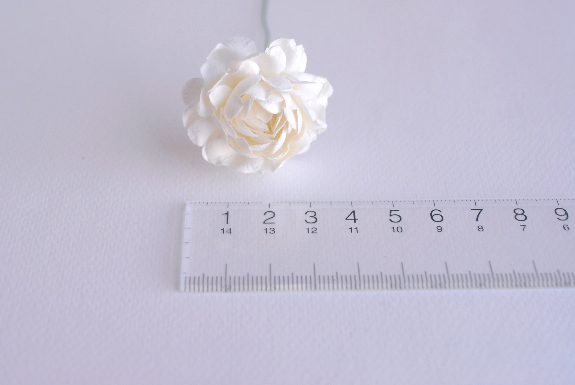 ดอกไม้กระดาษสา ดอกกุหลาบกระดาษสา 5ชั้น ดอกไม้กุหลาบ ดอกไม้ประดิษฐ์ สำหรับตกแต่ง หรืองานแต่งงาน สีขาวครีม ขนาด 3.5 cm. จำนวน 25 ดอก Paper flowers, handmade flowers, small roses paper 5 layers size 3.5 cm. 25 pieces, of-white color.