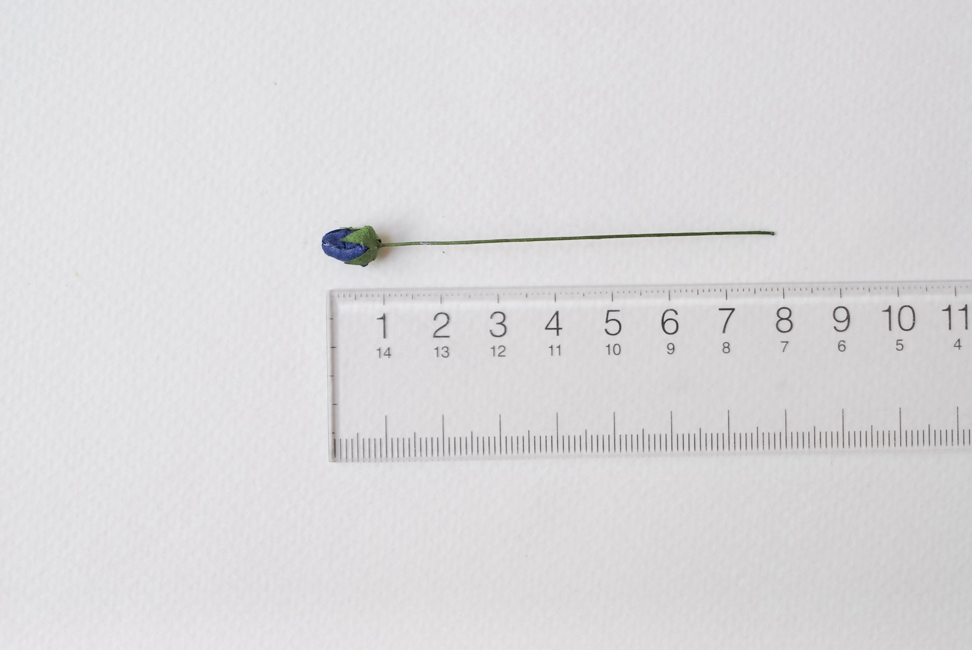 ดอกไม้กระดาษสา ดอกไม้กระดาษสา จตุจักร งานประดิษฐ์ ดอกไม้ทำข้อมือเพื่อนเจ้าสาว แต่งงาน, ดอกกุหลาบตูมปลายแหลม 0.8x 0.6 cm. 50 ดอก สีน้ำเงินกรมท่า paper flowers, budding roses flower 0.8x0.6 cm. passion blue color.