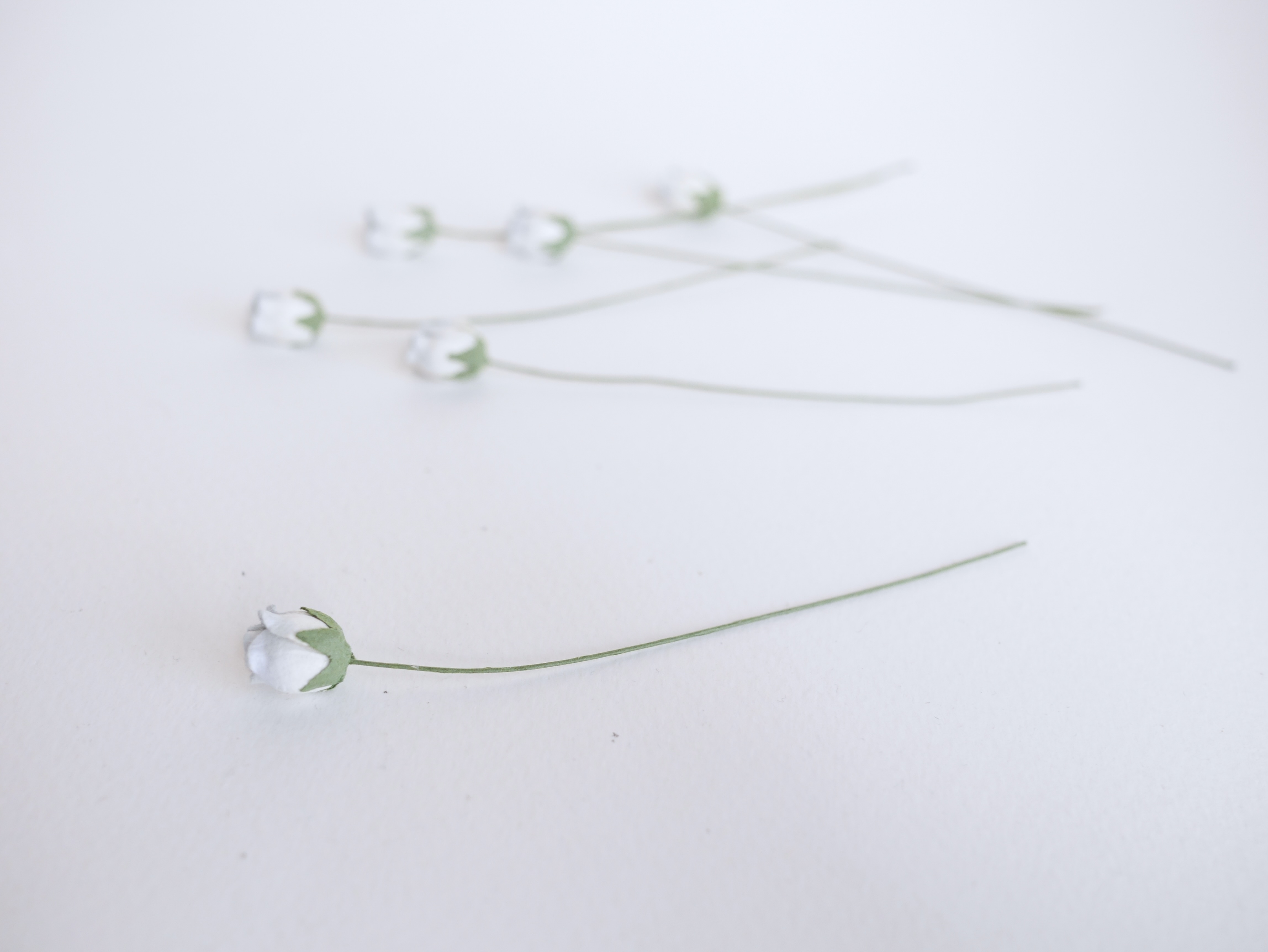 ดอกไม้กระดาษสา ดอกไม้กระดาษสา งานประดิษฐ์ ดอกไม้ทำข้อมือเพื่อนเจ้าสาว แต่งงาน, ดอกกุหลาบตูม 0.8x1 cm. 25 ดอก สีฟ้าอ่อนปัด paper flowers, budding roses flower 0.8x1 cm. 25 pieces pale blue brush color.