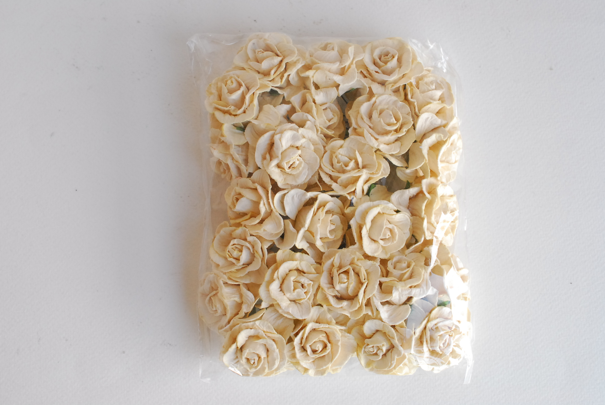 ดอกไม้ประดิษฐ์ ดอกไม้กระดาษสา ตกแต่งงานแต่งงาน งานแต่งงาน ดอกไม้ทำมงกุฎ ดอกกุหลาบขนาด 4 cm. 25ดอก กลีบบิด สีครีม Ivory color