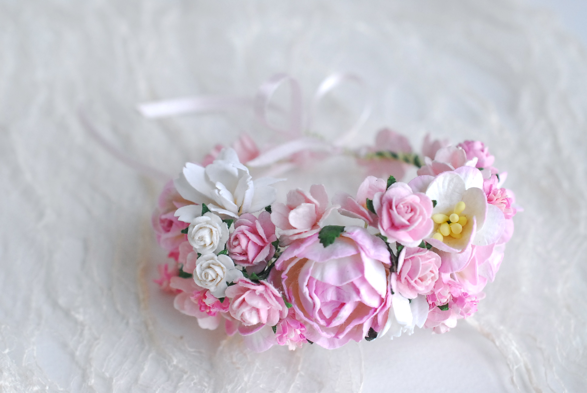 ข้อมือเพื่อนเจ้าสาว งานแต่งงาน งานประดิษฐ์ DIY สีชมพู ดอกกุหลาบกระดาษสา และดอกไม้กระดาษสาขนาดเล็ก Handmade corsages 1 ชิ้น