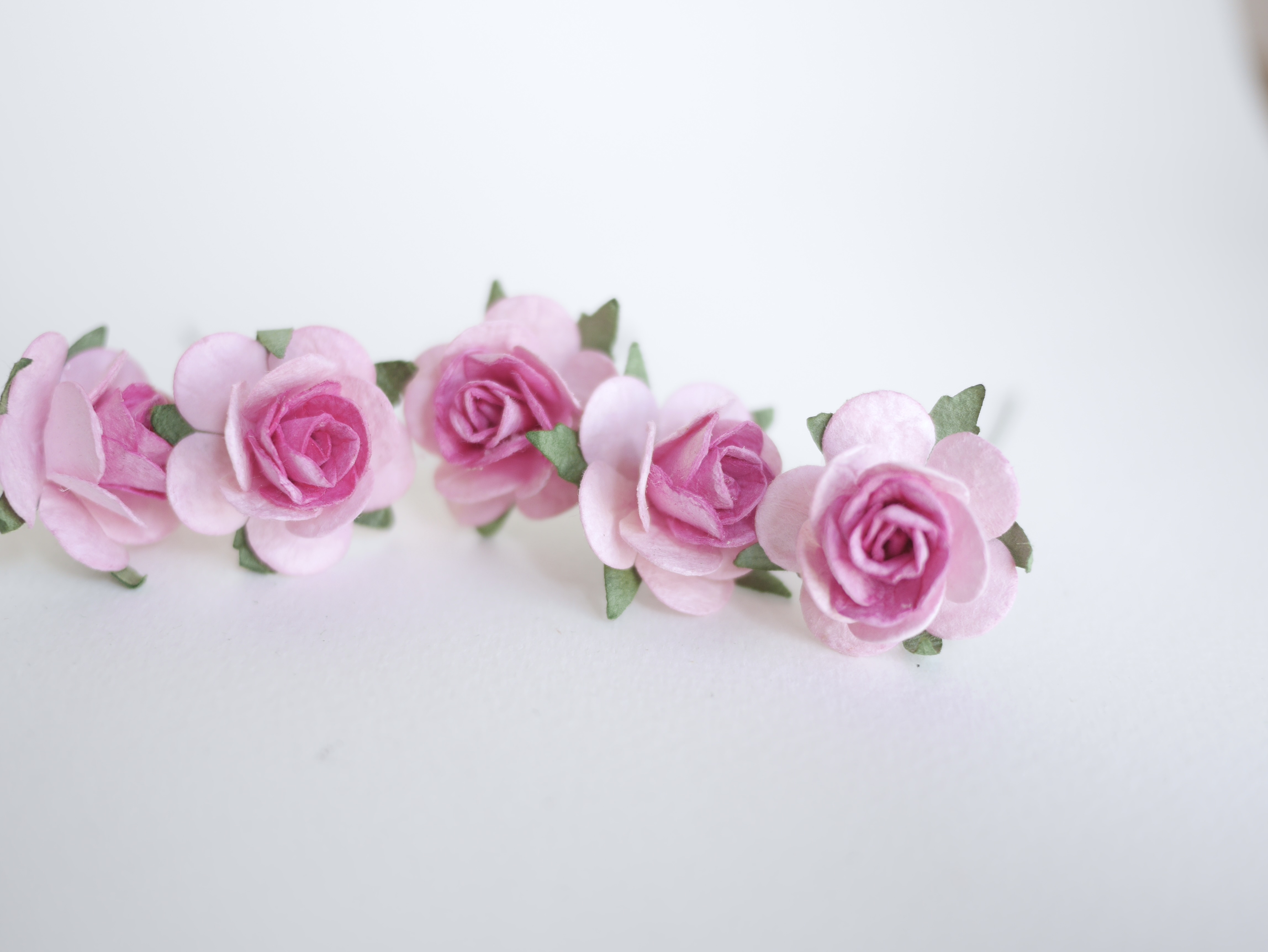 ดอกไม้กระดาษ ดอกไม้กระดาษสา ราคาส่ง,ดอกไม้กุหลาบกระดาษ ดอกกุหลาบกระดาษสา ดอกไม้ประดิษฐ์ สำหรับตกแต่ง หรืองานแต่งงาน ชมพู 2 tone ขนาด 2.5 cm. จำนวน 50 ดอก