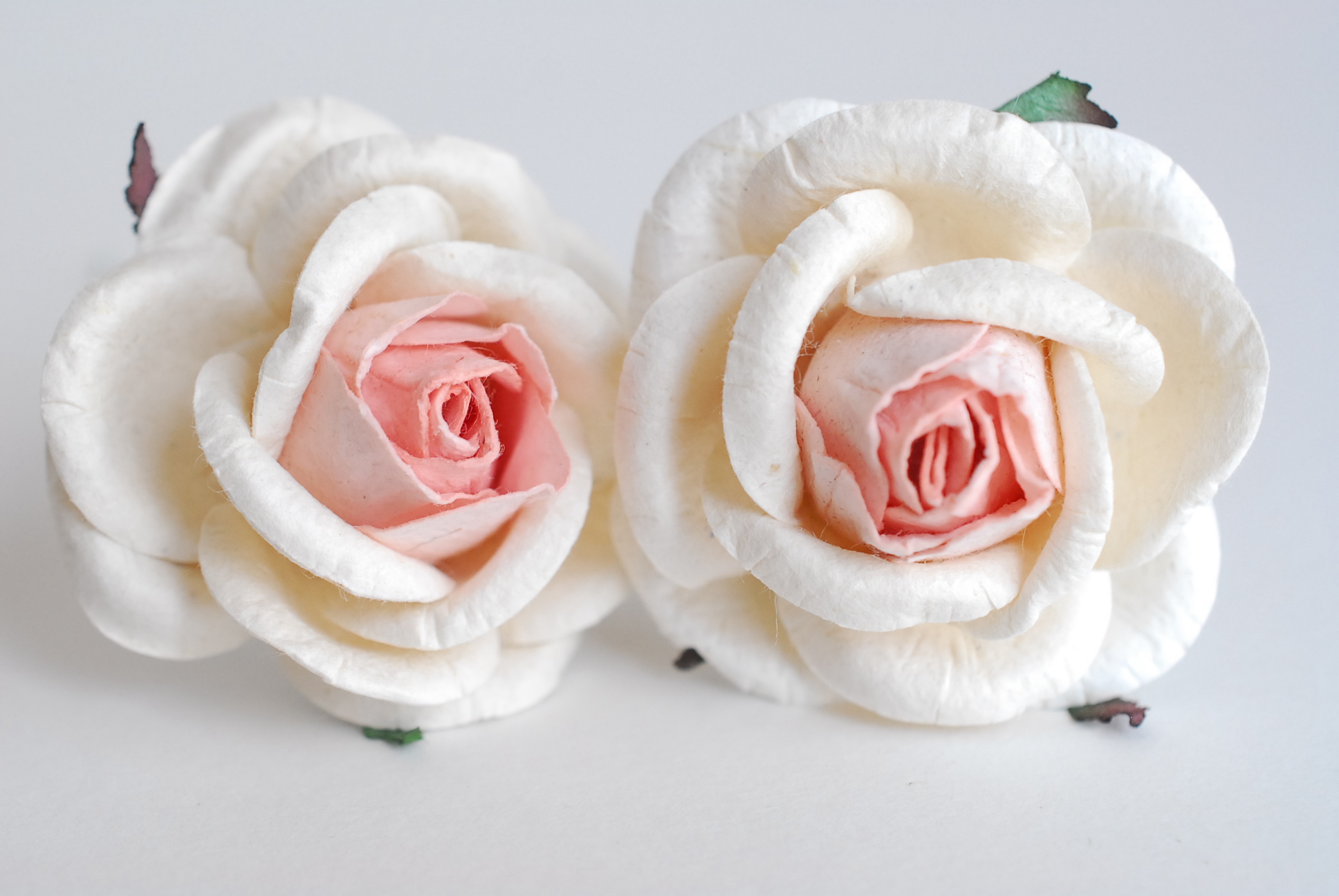 ดอกไม้กระดาษสา ราคาส่ง, ดอกกุหลาบกระดาษสา ดอกไม้ประดิษฐ์ ตกแต่งงานแต่งงาน ขนาด 4.5 cm. สีชมพูอ่อน–ขาว , สำหรับของชำร่วย, งานแต่งงาน, ดอกไม้ทำข้อมือเจ้าสาว Paper flower,20 Pieces mulberry rose, 4.5 cm. pale pink–white color.