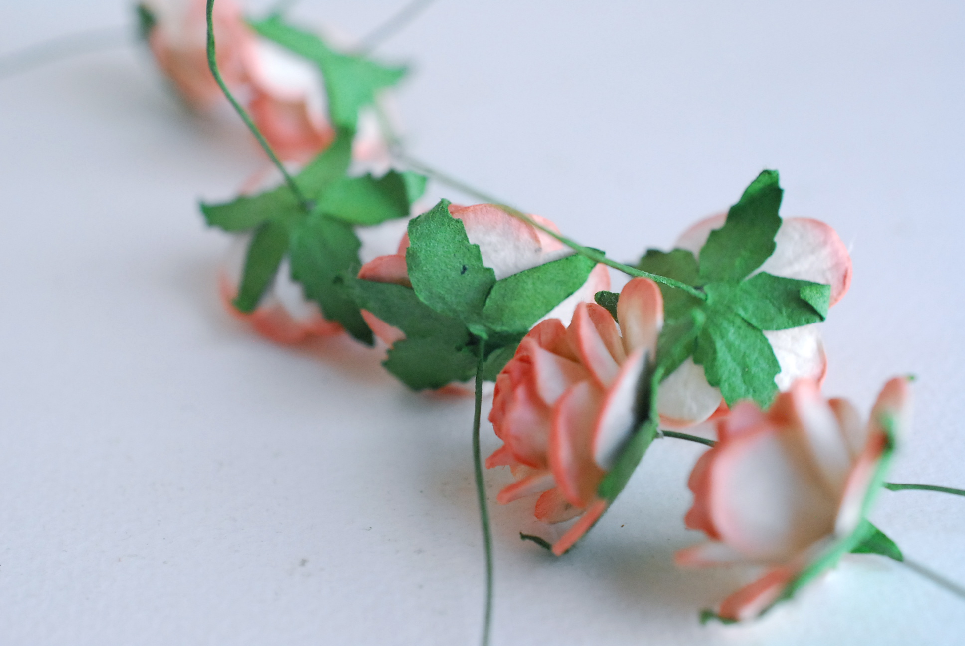 ดอกไม้กระดาษสา ดอกไม้กุหลาบกระดาษ ราคาส่ง, ดอกกุหลาบจิ๋ว ดอกกุหลาบกระดาษสา ดอกไม้ประดิษฐ์ สำหรับตกแต่ง หรืองานแต่งงาน สีpeachปัดขาวขนาด 2.5 cm. จำนวน 50 ดอก