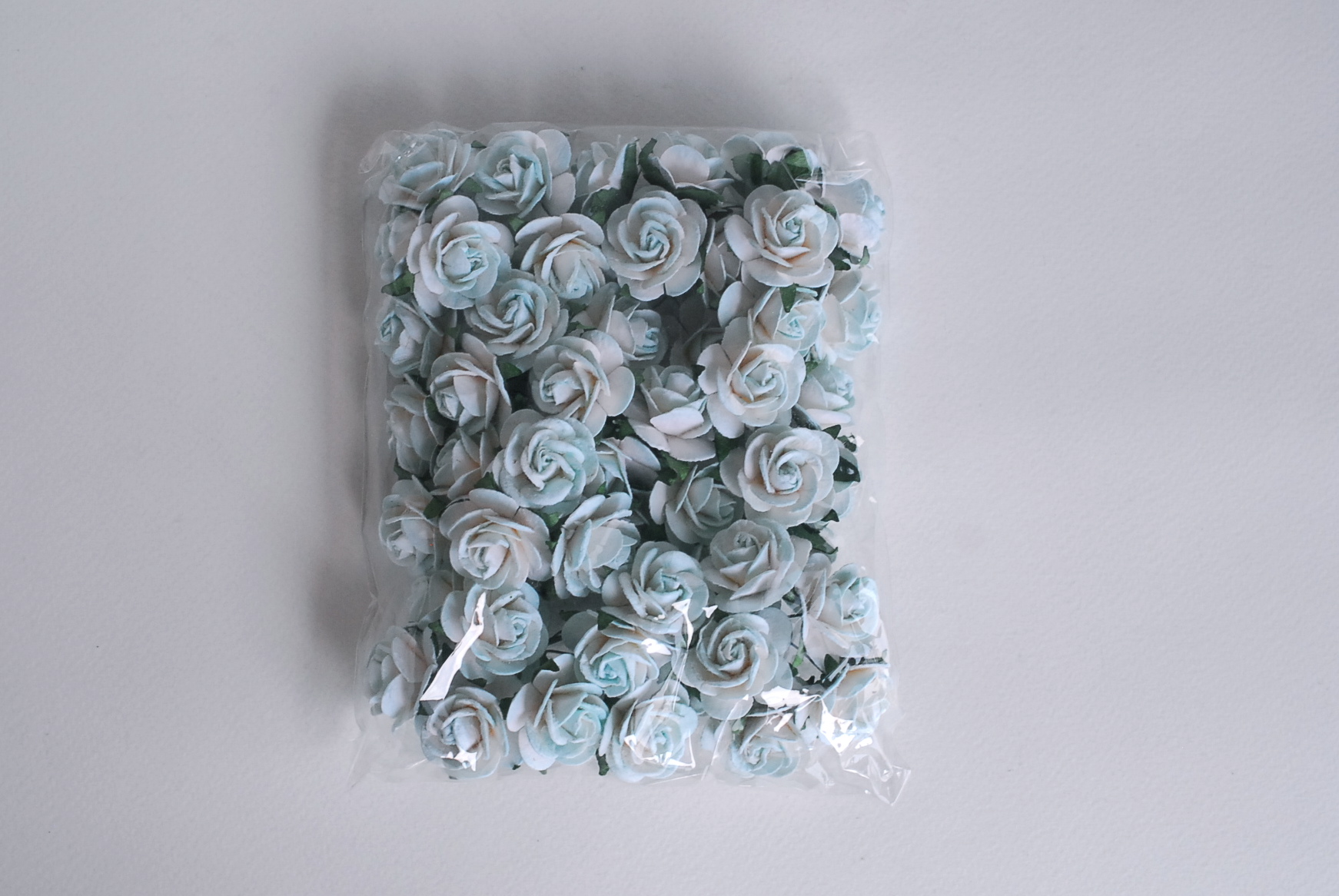 ดอกไม้กระดาษสา ดอกกุหลาบกระดาษ ดอกไม้กุหลาบกระดาษ ราคาส่ง, ดอกกุหลาบกระดาษสา ดอกไม้ประดิษฐ์ สำหรับตกแต่ง หรืองานแต่งงาน สีฟ้าอ่อนปัดขาว ขนาด 2.5 cm. จำนวน 50 ดอก paper flowers supplies DIY wedding flowers, mini roses paper size 2.5 cm. soft blue sky brush