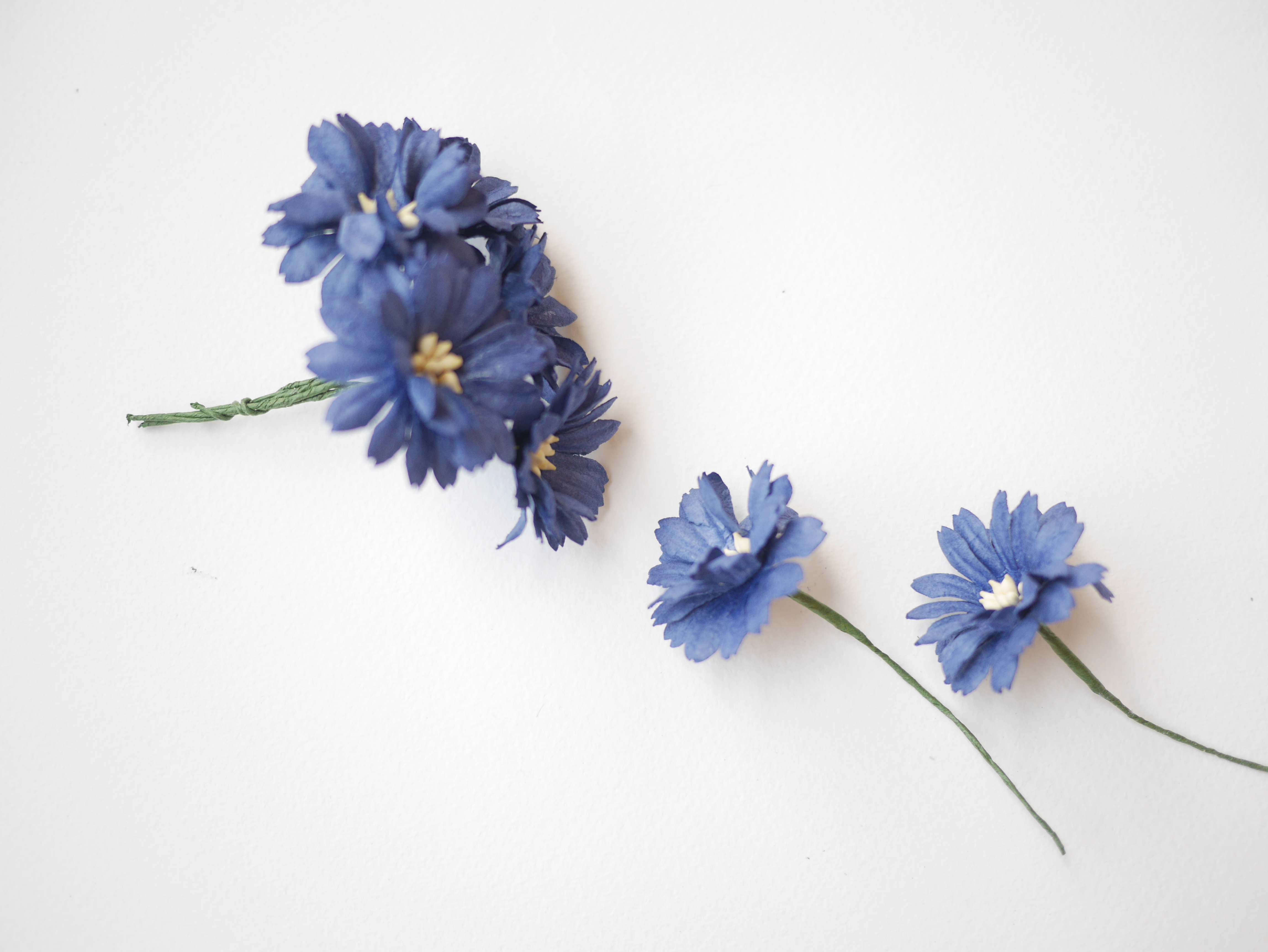 ดอกไม้กระดาษสา ดอกไม้ประดิษฐ์จากกระดาษสา ดอกเดซี่ ดอกไม้กระดาษสาขายส่ง ดอกไม้ประดิษฐ์ ดอกไม้ทำข้อมือเพื่อนเจ้าสาว ดอก daisy ขนาด 3.5 cm. จำนวน 25 ดอก สีน้ำเงินกรมท่า Paper Flower, 25 Daisy Flowers, ivory color, size 4.5 cm., passion blue pollen.