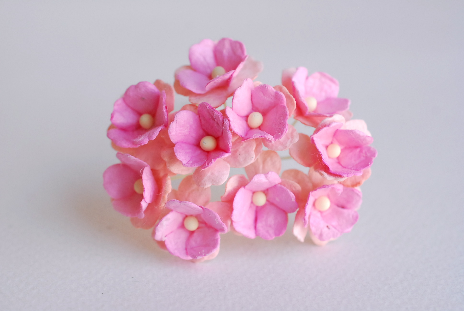 ดอกไม้กระดาษสา ราคาส่ง, ดอกไฮเดรนเยียกระดาษสา ดอกไม้ประดิษฐ์ ตกแต่งงานแต่งงาน ประดิษฐ์ข้อมือเพื่อนเจ้าสาว ขนา่ด 1.5 cm., สำหรับของชำร่วย, งานแต่งงาน, ดอกไม้ทำข้อมือเจ้าสาว สีชมพู-ชมพูอ่อน จำนวน 100 ดอก Paper flower,100 Pieces mulberry hydenyia, 2 TONE pin