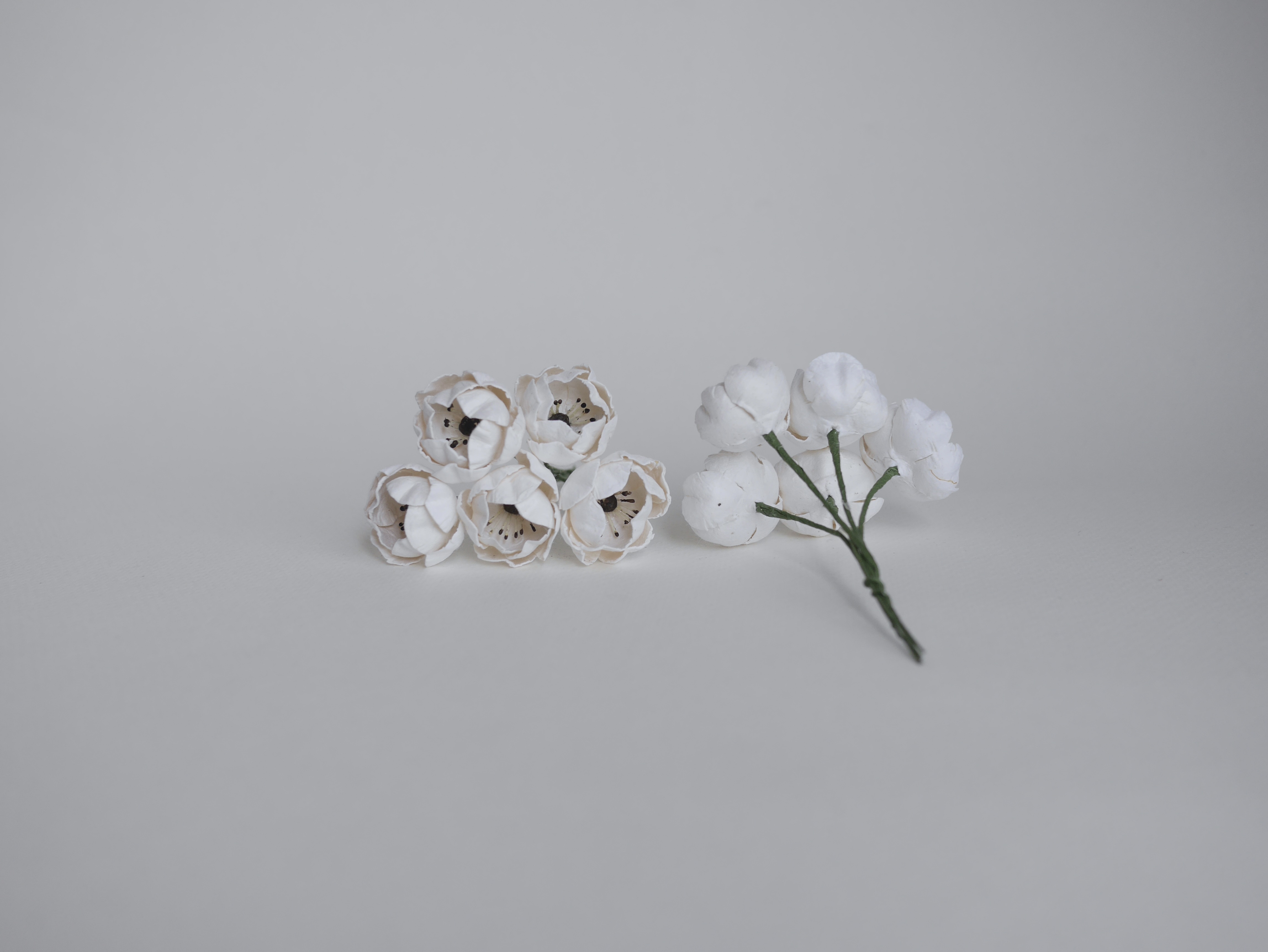 ดอกกุหลาบกระดาษสา peony ดอกไม้กระดาษสาราคาส่ง, ดอกไม้กระดาษ,ดอกไม้ประดิษฐ์ สำหรับตกแต่งของชำร่วย งานแต่งงาน ดอกกุหลาบกลม peony ขนาด 3.5 cm. จำนวน 25 ดอก, สีขาว เกสรสีดำ Paper Flowers, Peony flowers supplies size 3.5cm./ 25 pieces, handmade flower