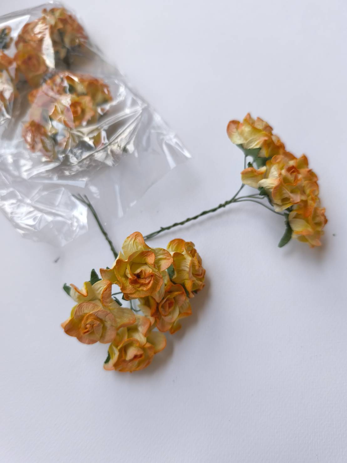 ดอกไม้ประดิษฐ์ ดอกไม้กระดาษสา ตกแต่งงานแต่งงาน งานแต่งงาน ดอกไม้ทำมงกุฎ ดอกกุหลาบขนาด 3.5 cm. 25 ดอก กลีบบิด สีส้มปัดสีครีม