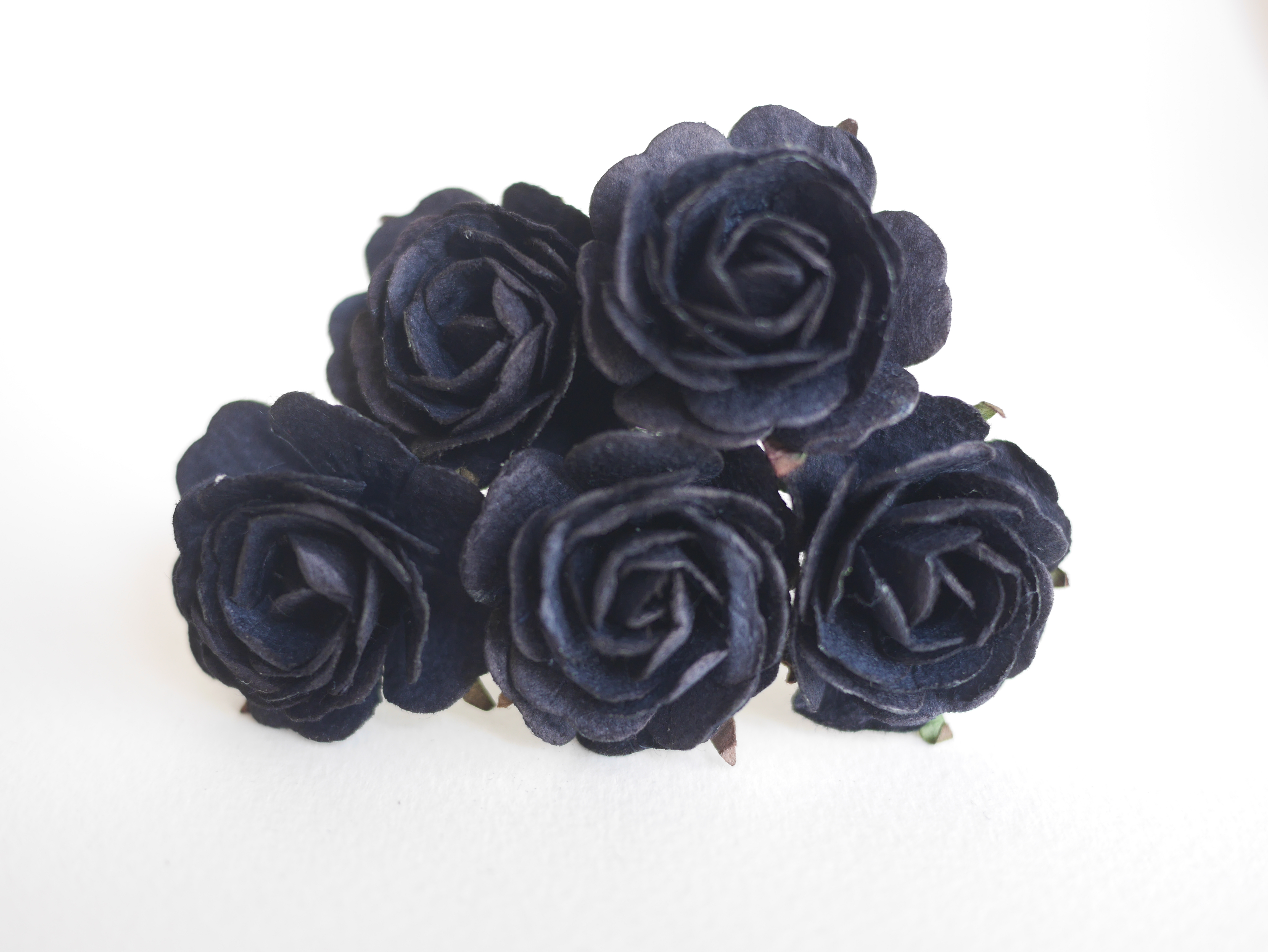 ดอกไม้กระดาษสา ราคาส่ง, ดอกกุหลาบกระดาษสา ดอกไม้ประดิษฐ์ สำหรับตกแต่ง แทนดอกไม้จันทน์ สีดำ ขนาด 3.5 cm. จำนวน 25 ดอก Paper flowers, handmade flowers, small roses paper size 3.5 cm. 25 pieces, black color.