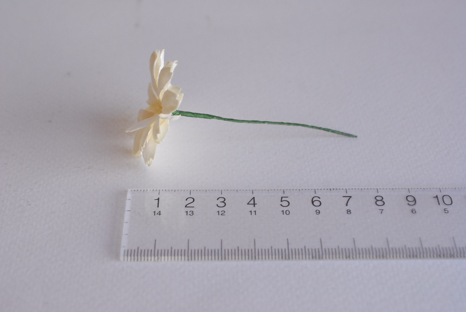 ดอกไม้กระดาษสา ดอกไม้ประดิษฐ์จากกระดาษสา ดอกเดซี่ ดอกไม้กระดาษสาขายส่ง ดอกไม้ประดิษฐ์ ดอกไม้ทำข้อมือเพื่อนเจ้าสาว ดอก daisy ขนาด 3.5 cm. จำนวน 25 ดอก สีครีม Paper Flower, 25 Daisy Flowers, ivory color, size 4.5 cm., ivory cream pollen.