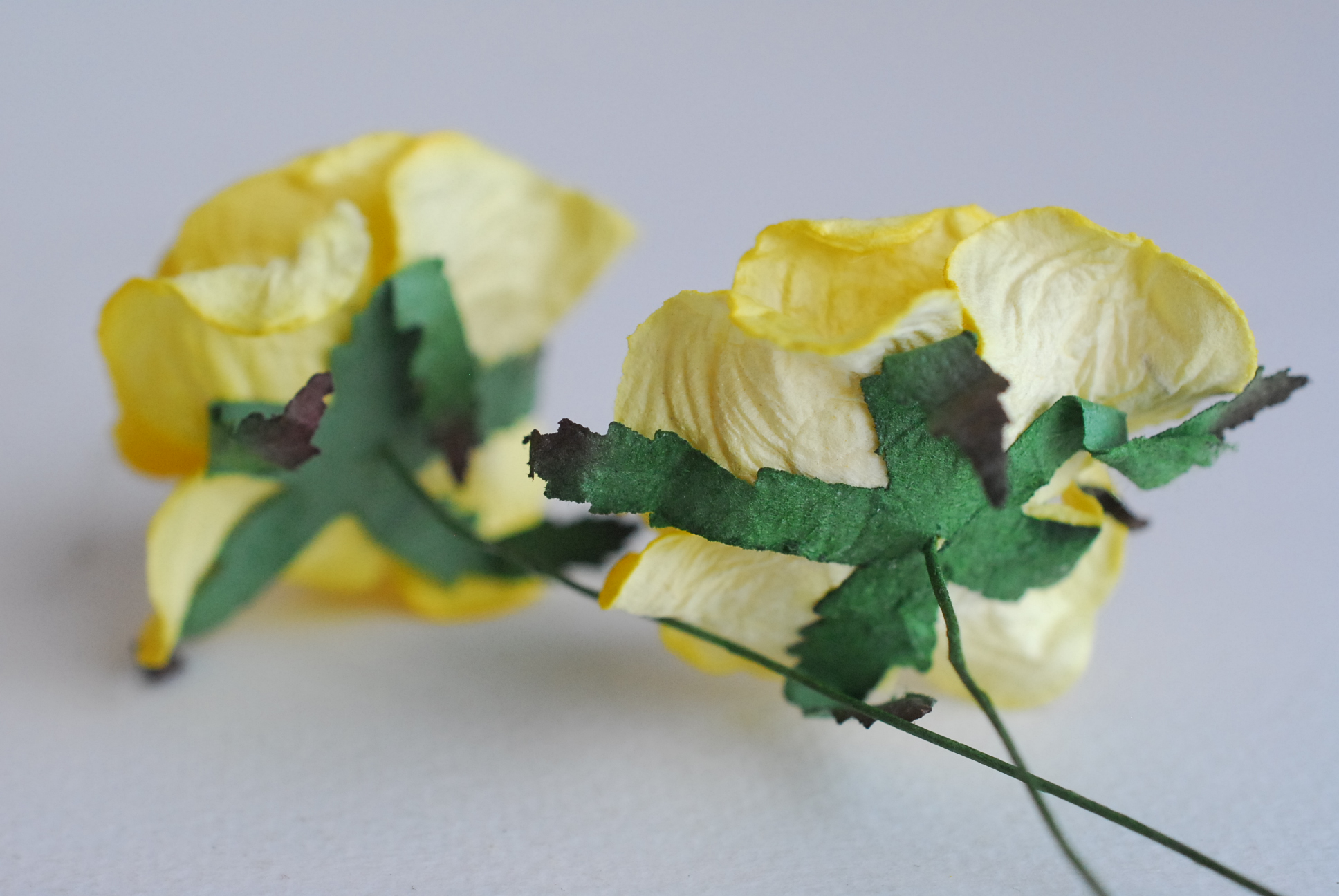 ดอกไม้ประดิษฐ์ ดอกไม้กระดาษสา ตกแต่งงานแต่งงาน งานแต่งงาน ดอกไม้ทำมงกุฎ ดอกกุหลาบขนาด 4 cm. 25ดอก กลีบบิด สีเหลือง yellow color