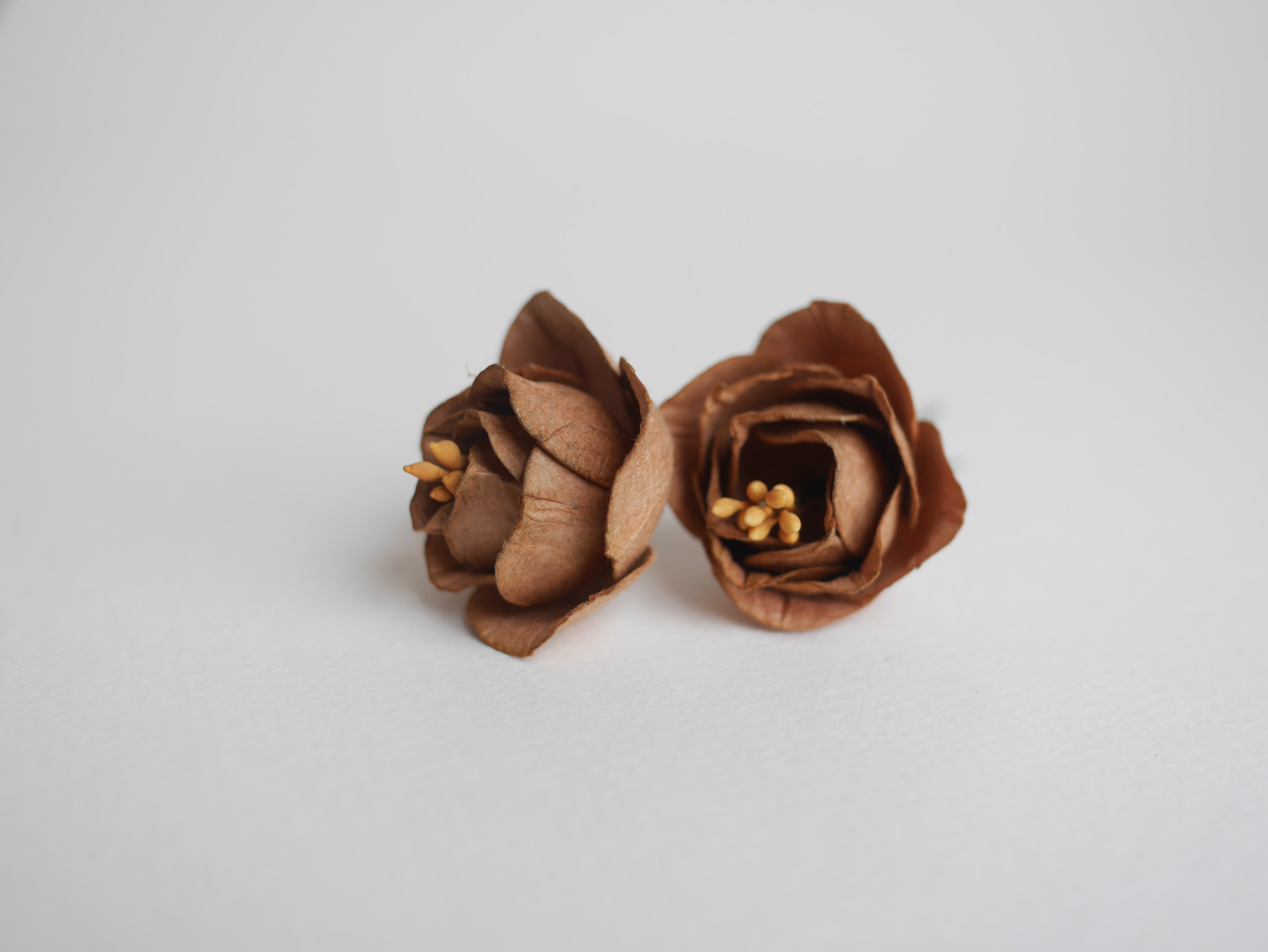 ดอกไม้กระดาษสา ดอกโลตัสอินโดนิเซียกระดาษ ดอกไม้กระดาษสาราคาส่ง ดอกไม้กระดาษสำหรับตกแต่งของชำร่วย งานแต่งงาน ทำช่อดอกไม้ติดอกเจ้าบ่าว ข้อมือดอกไม้เจ้าสาว ขนาด 4.5 cm. 20 ดอก สีน้ำตาลโกโก้ Paper flowers supplies: DIY wedding tools, Lotus with pollens.