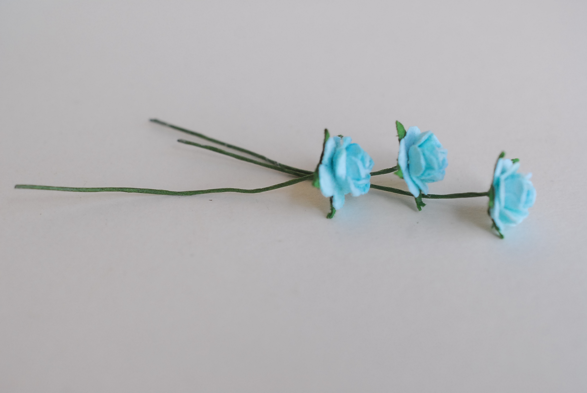 ดอกไม้กระดาษสาสำหรับตกแต่ง ของชำร่วย ดอกกุหลาบ กระดาษสา สีฟ้า ขนาด 1 cm. จำนวน 100 ดอก/1 ถุง