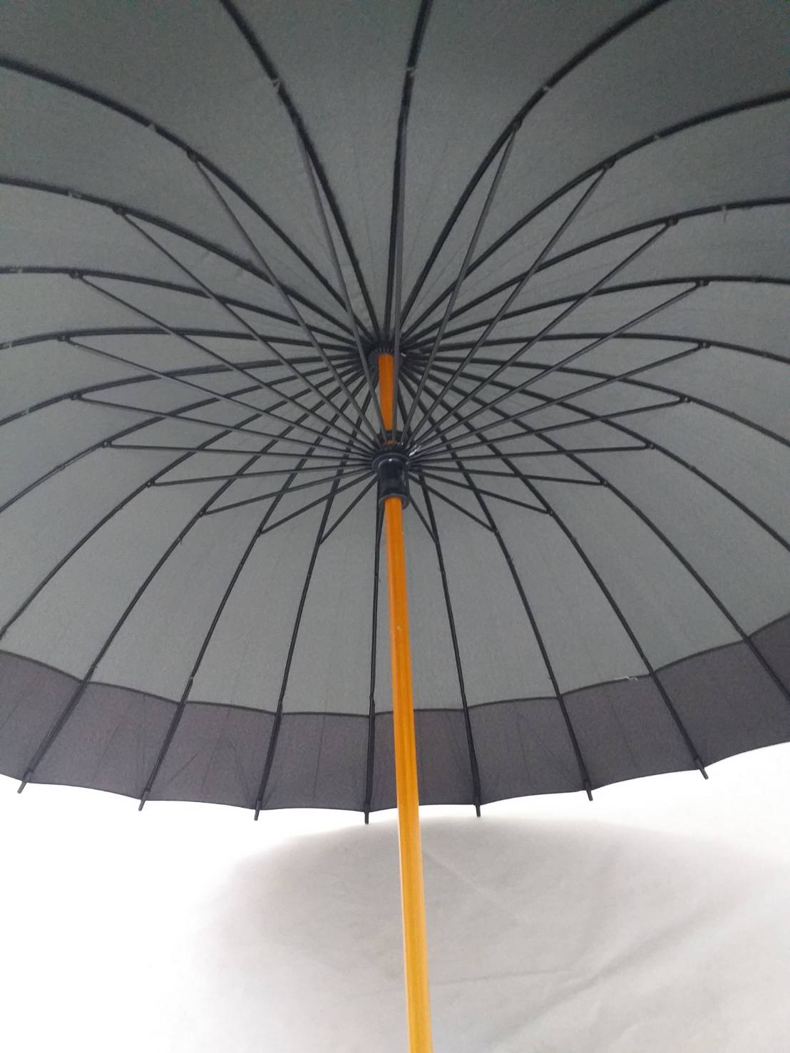 ร่มยาว 24 นิ้ว โครงเหล็กดำ 24 ซี่ แกนไม้ ด้ามไม้ สีพื้น ชายขอบดำ สวยงามแบบไทยๆ ชิ้น SKU-00159 2020-05-08 10:16:34 2021-12-09 10:32:39