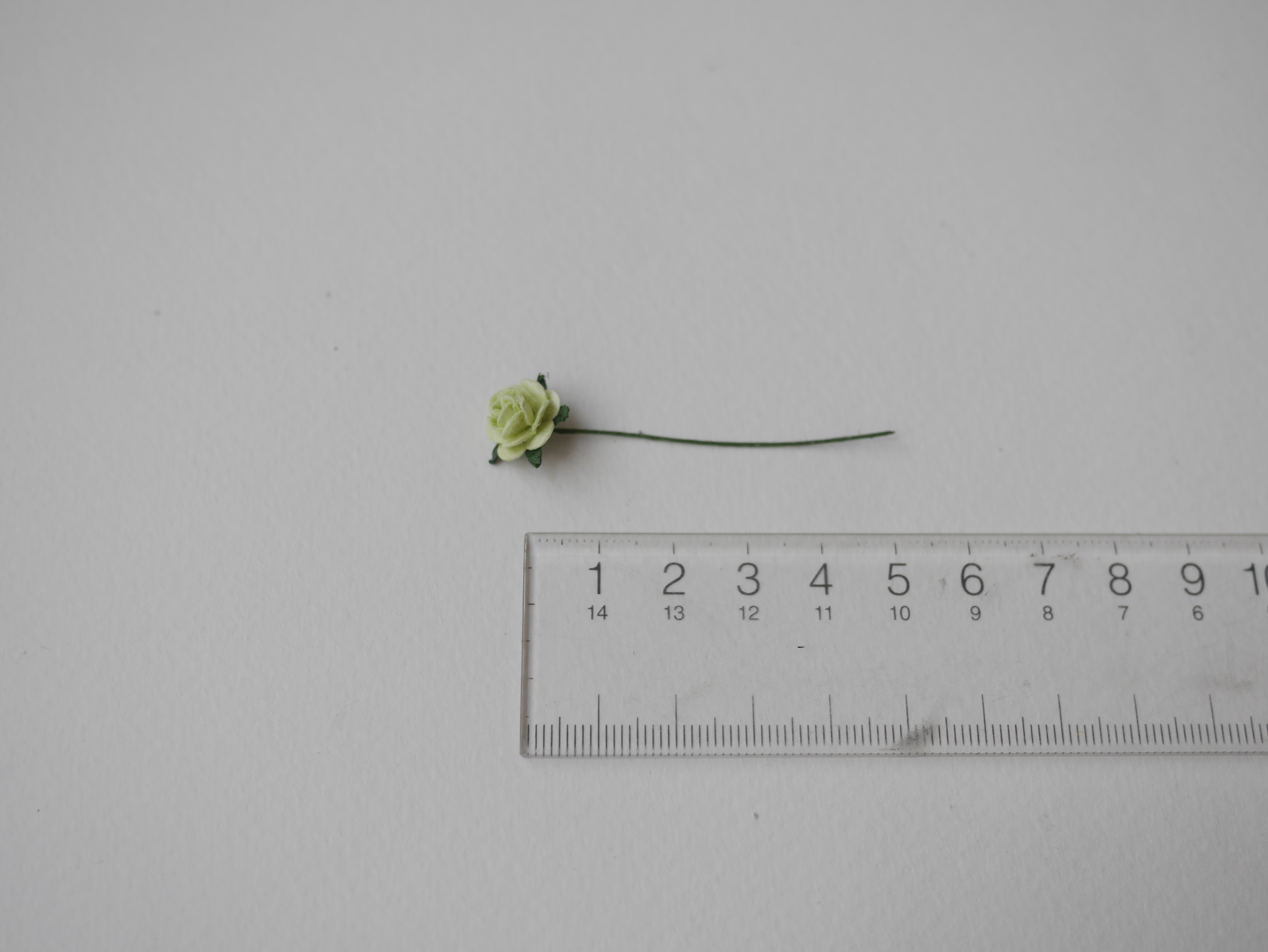 ดอกไม้กระดาษสาสำหรับตกแต่ง ของชำร่วย ดอกกุหลาบกระดาษสา ดอกไม้จิ๋ว สีเขียวอ่อน fresh green ขนาด 0.8 cm. จำนวน 100 ดอก/1 ถุง