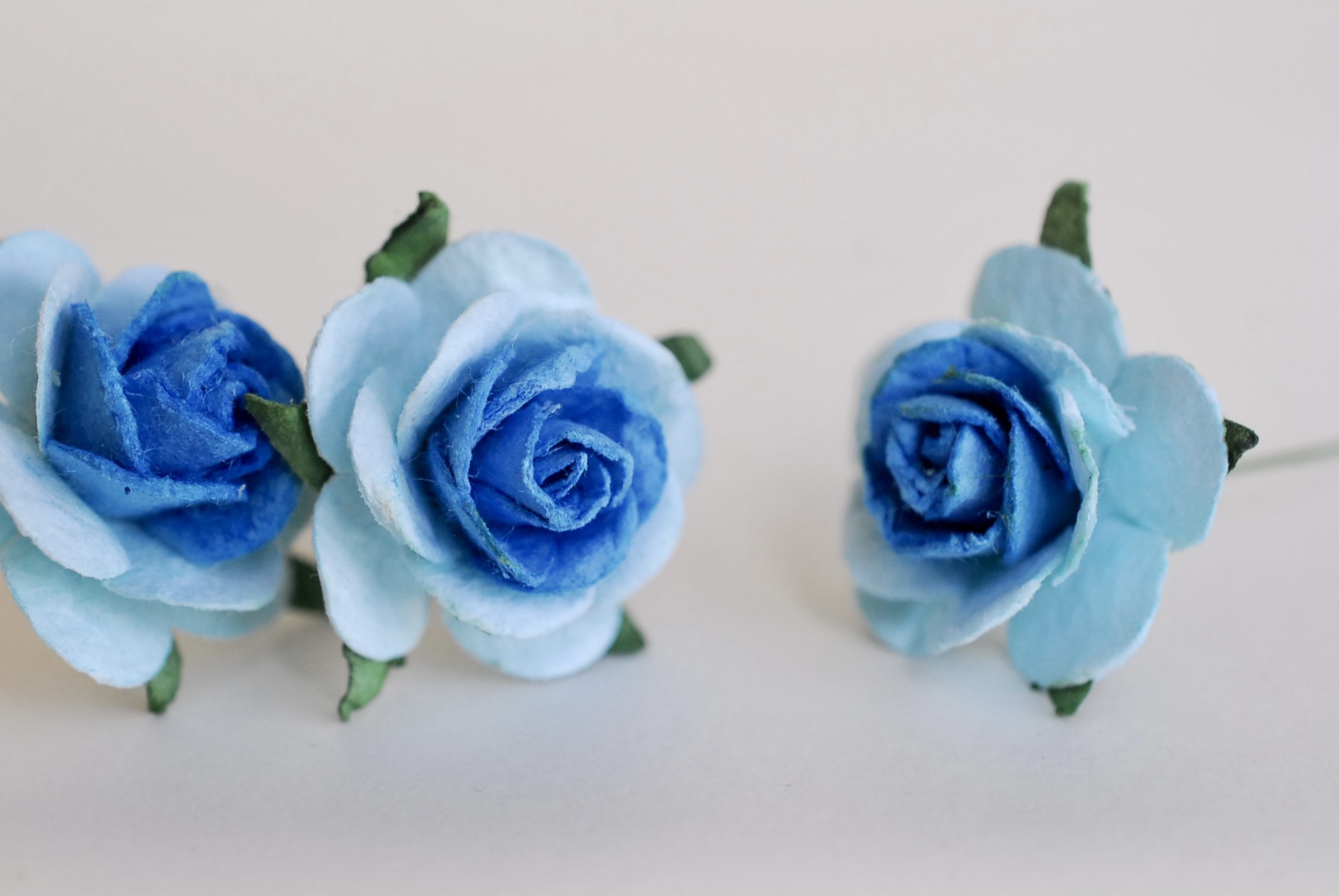 ดอกไม้กระดาษ ดอกไม้กระดาษสา ราคาส่ง,ดอกไม้กุหลาบกระดาษ ดอกกุหลาบกระดาษสา ดอกไม้ประดิษฐ์ สำหรับตกแต่ง หรืองานแต่งงาน น้ำเงิน-ฟ้า 2 tone ขนาด 2.5 cm. จำนวน 50 ดอก