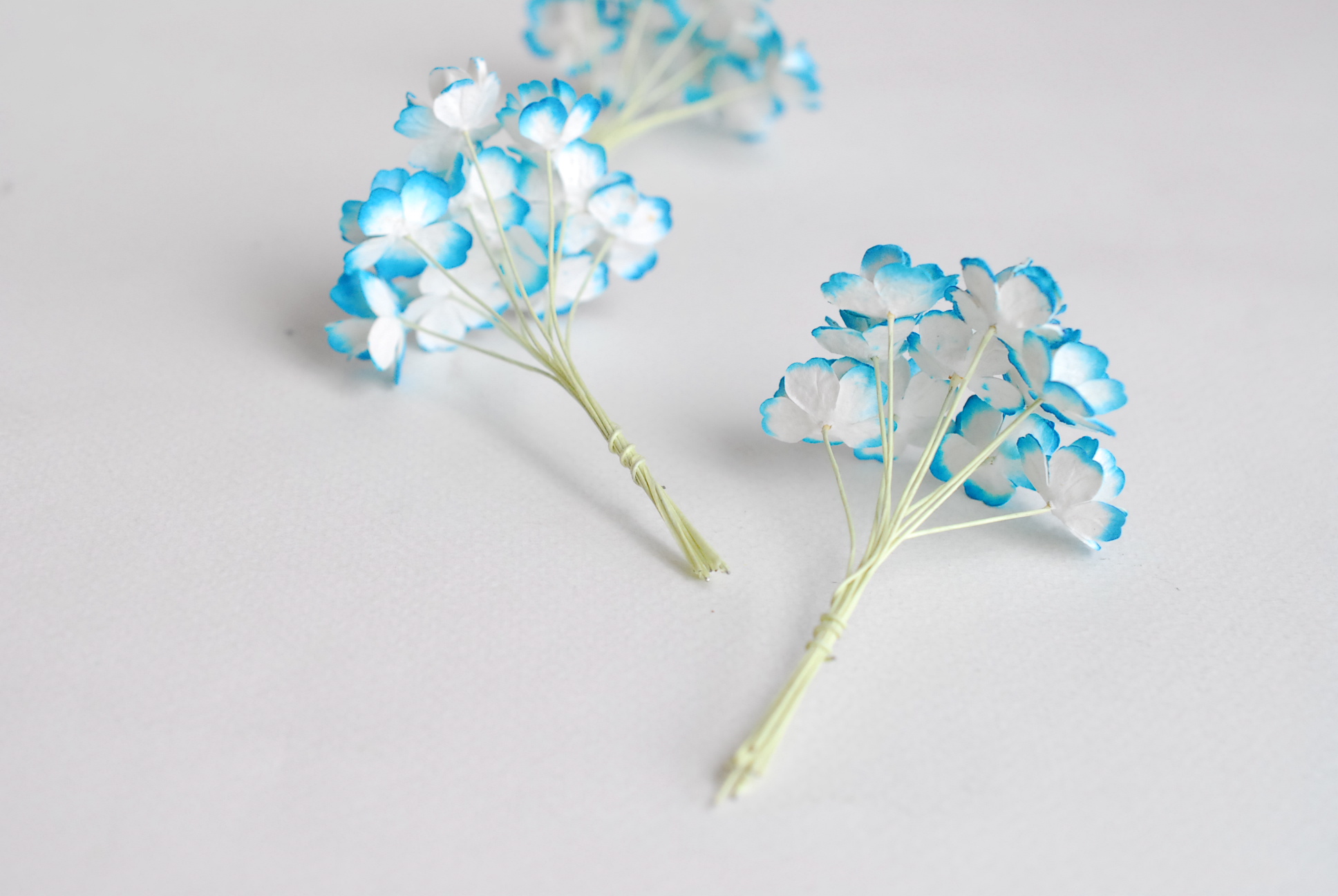 ดอกไม้กระดาษสา ราคาส่ง, ดอกไฮเดรนเยียกระดาษสา ดอกไม้ประดิษฐ์ ตกแต่งงานแต่งงาน ประดิษฐ์ข้อมือเพื่อนเจ้าสาว ขนา่ด 1.5 cm., สำหรับของชำร่วย, งานแต่งงาน, ดอกไม้ทำข้อมือเจ้าสาว สีฟ้าปัดขาว blue sky brush white จำนวน 100 ดอก Paper flower,100 Pieces mulberry hyd