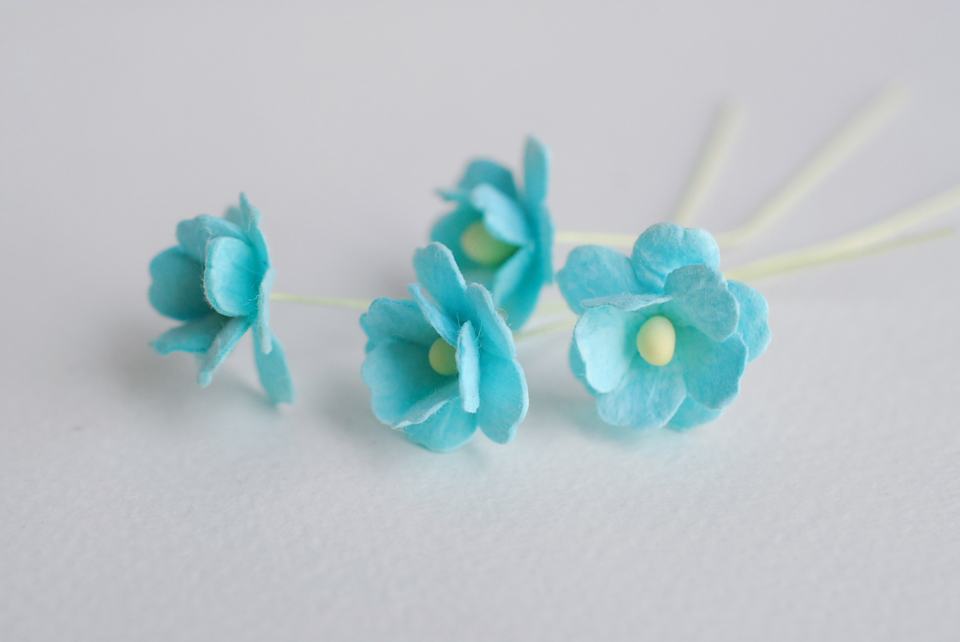 ดอกไม้กระดาษสา ราคาส่ง, ดอกไฮเดรนเยียกระดาษสา ดอกไม้ประดิษฐ์ ตกแต่งงานแต่งงาน ประดิษฐ์ข้อมือเพื่อนเจ้าสาว ขนา่ด 1.5 cm., สำหรับของชำร่วย, งานแต่งงาน, ดอกไม้ทำข้อมือเจ้าสาว สีฟ้าใส จำนวน 100 ดอก Paper flower,100 Pieces mulberry hydenyia blue sky color