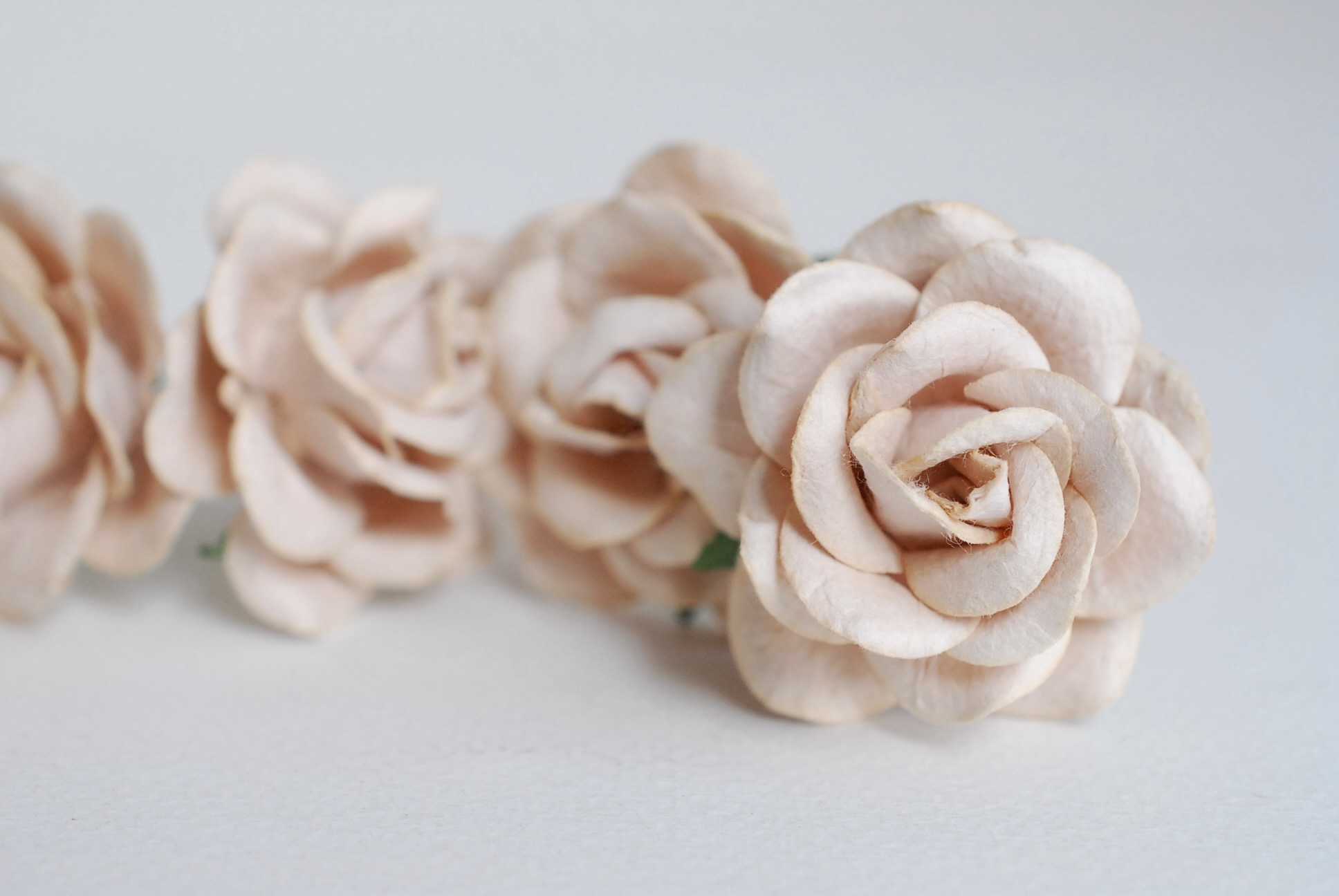 ดอกไม้กระดาษสา ดอกกุหลาบกระดาษสา ดอกไม้กุหลาบ กลีบโค้ง ดอกไม้ประดิษฐ์ สำหรับตกแต่ง หรืองานแต่งงาน สีน้ำตาลอ่อน ขนาด 3.5 cm. จำนวน 25 ดอก Paper flowers, handmade flowers, small roses paper size 3.5 cm. 25 pieces, soft brown color.