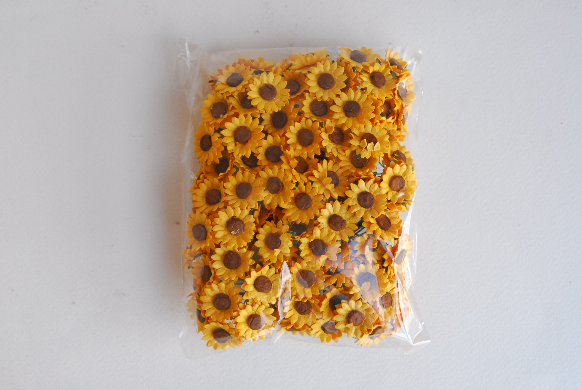 ดอกทานตะวันกระดาษ ดอกไม้กระดาษสา ดอกไม้ประดิษฐ์จากกระดาษสา ดอกทานตะวัน ดอกไม้กระดาษสาขายส่ง ดอกไม้ประดิษฐ์ ดอกไม้ทำข้อมือเพื่อนเจ้าสาว ขนาด 1.5 cm. จำนวน 50 ดอก สีเหลือง Paper Flower, Sun Flowers, yellow color, size 1.5 cm 50 pieces, brown pollen.