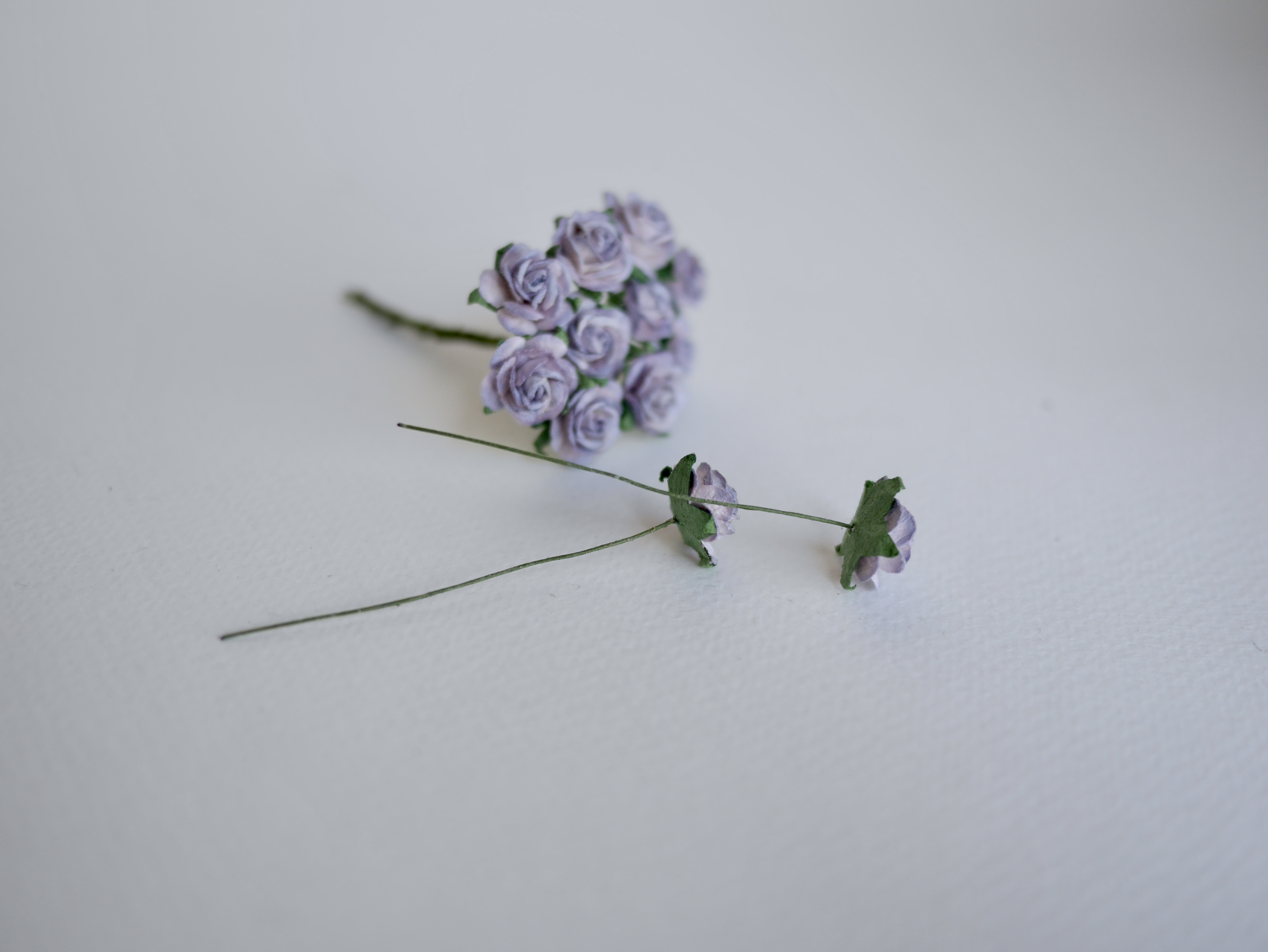 ดอกไม้กระดาษสา ขายส่ง, ดอกกุหลาบกระดาษสา สำหรับประดับ ตกแต่งของชำร่วย, งานแต่งงาน สีม่วงตุ่นปัด ขนาด 1.5 cm. จำนวน 100 ดอก