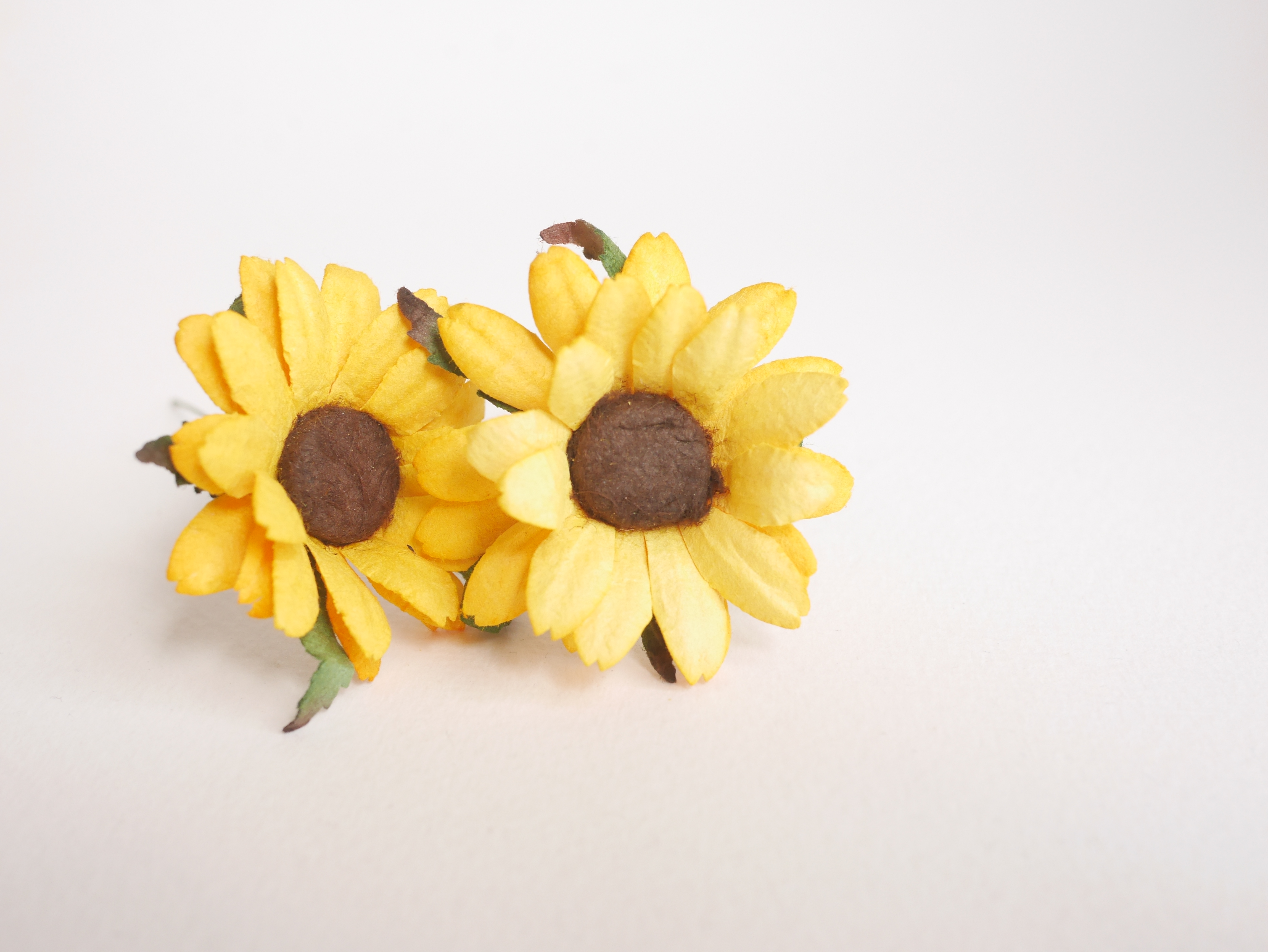 ดอกไม้กระดาษสา ดอกไม้ประดิษฐ์จากกระดาษสา ดอกเดซี่ เกสรสีทอง ดอกไม้กระดาษสาขายส่ง ดอกไม้ประดิษฐ์ ดอกไม้ทำข้อมือเพื่อนเจ้าสาว ดอก daisy ขนาด 3.5 cm. จำนวน 25 ดอก สีเหลือง Paper Flower, 25 Daisy Flowers, yellow color, size 3.5 cm., brown pollen.