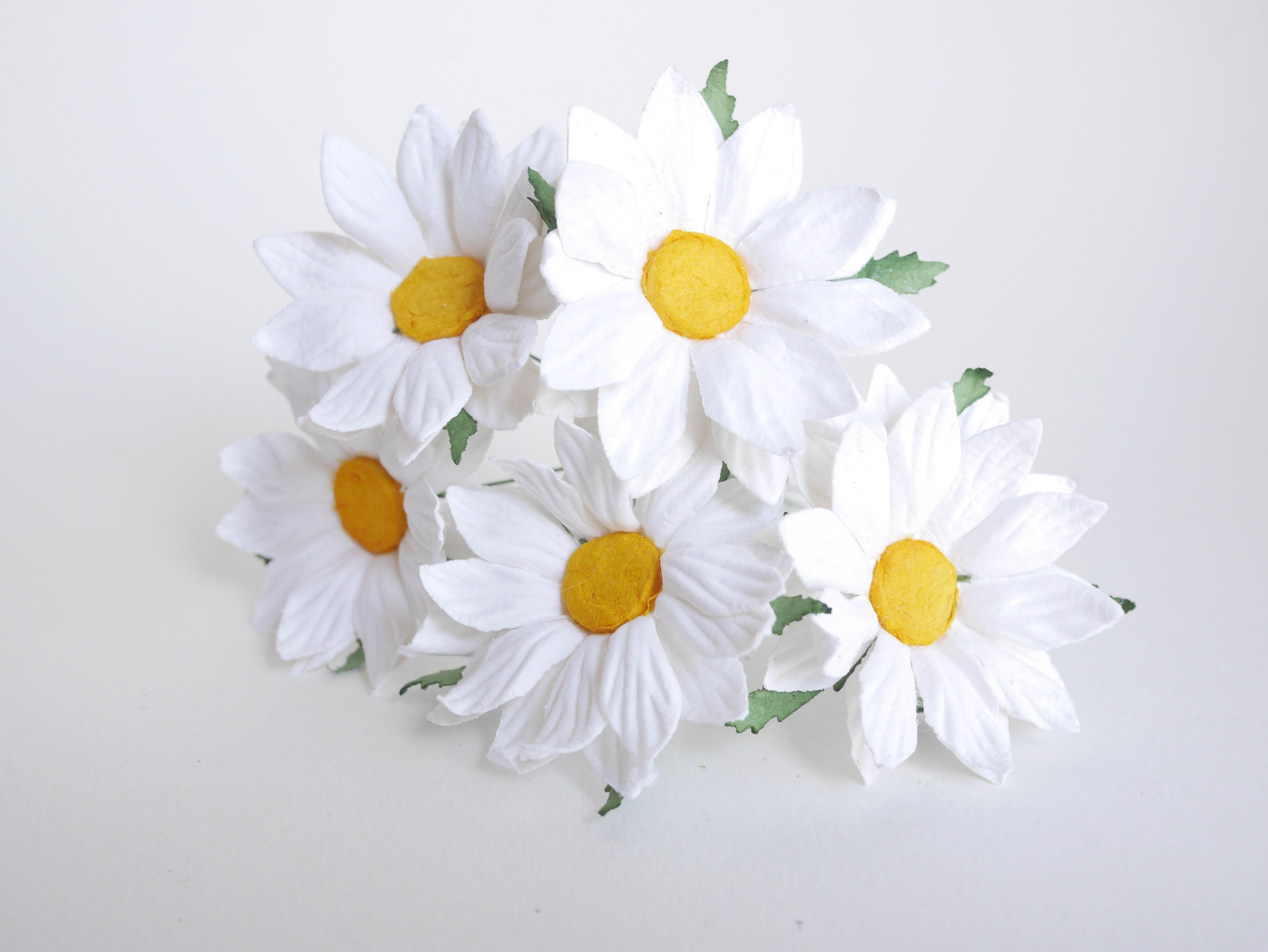 ดอกไม้กระดาษสา ดอกไม้ประดิษฐ์จากกระดาษสา ดอกเดซี่ เกสรสีทอง ดอกไม้กระดาษสาขายส่ง ดอกไม้ประดิษฐ์ ดอกไม้ทำข้อมือเพื่อนเจ้าสาว ดอก daisy ขนาด 5cm. จำนวน 25 ดอก สีขาว Paper Flower, 25 Daisy Flowers, white color, size 6 cm., yellow pollen.