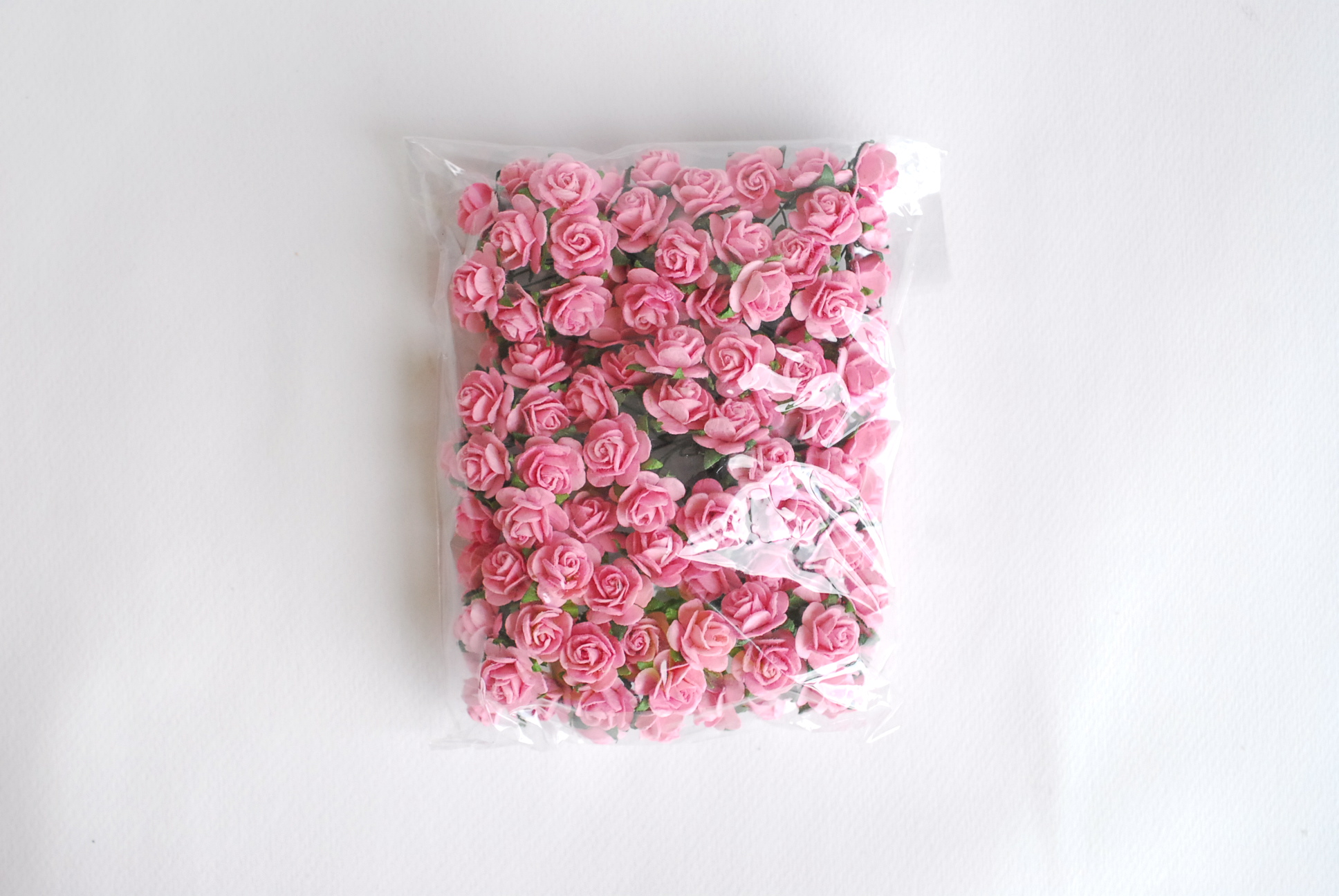 ดอกไม้กุหลาบกระดาษ ดอกไม้กระดาษสา, ดอกกุหลาบจิ๋ว, ดอกไม้กระดาษสาขายส่ง สีชมพูขนาด 1.5 cm. จำนวน 100 ดอก Paper Flowers size 1.5 cm., mini roses pink color, 100 pcs.