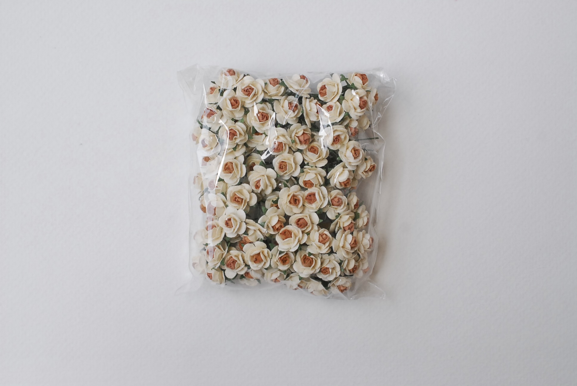 ดอกไม้กระดาษสาสำหรับตกแต่ง ของชำร่วย ดอกกุหลาบ กระดาษสา สีน้ำตาล-ขาว ขนาด 1 cm. จำนวน 100 ดอก/1 ถุง
