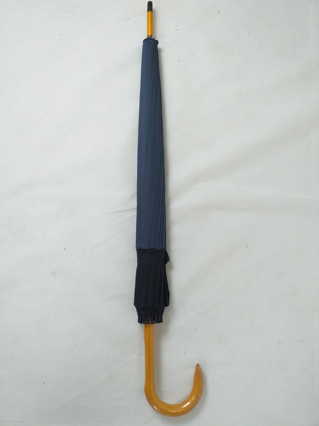 ร่ม ขนาด 24 นิ้ว ชายขอบดำ โครงเหล็ก 24 ซี่ แกนไม้ ด้ามไม้ แข็งแรง สวยงามแบบไทยๆ คัน SKU-00039 2018-03-24 10:32:53 2021-12-09 10:33:01