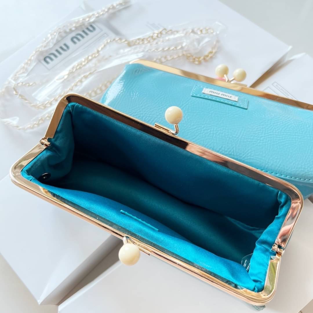กระเป๋าเครื่องสำอาง Miu Miu Patent Leather Clutch Bag