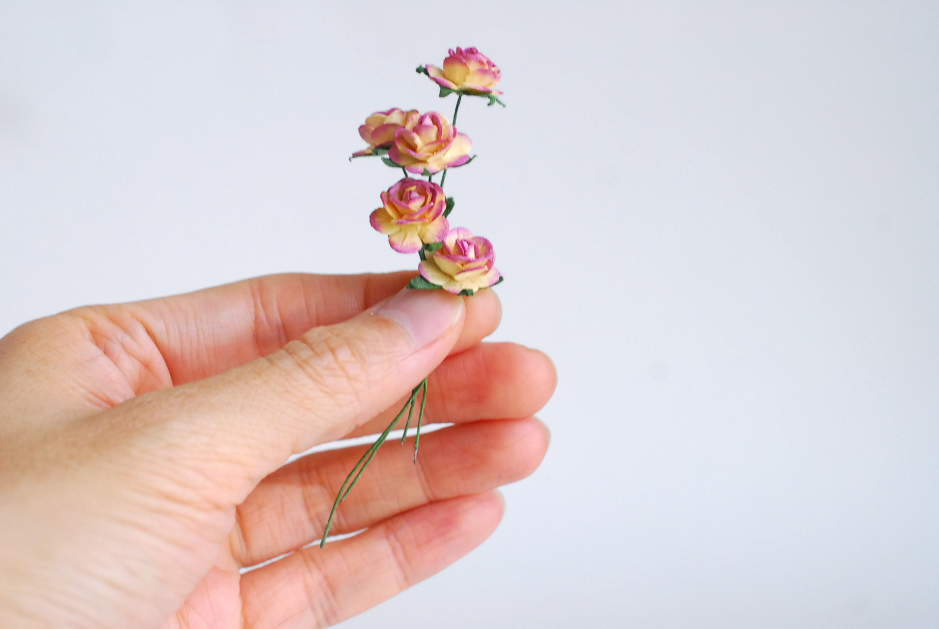 ดอกไม้กุหลาบกระดาษ ดอกไม้กระดาษสา, ดอกกุหลาบจิ๋ว, ดอกไม้กระดาษสาขายส่ง สีเหลืองปัดสีberryขนาด 1.5 cm. จำนวน 100 ดอก Paper Flowers size 1.5 cm., mini roses yellow brush berrycolor, 100 pcs.