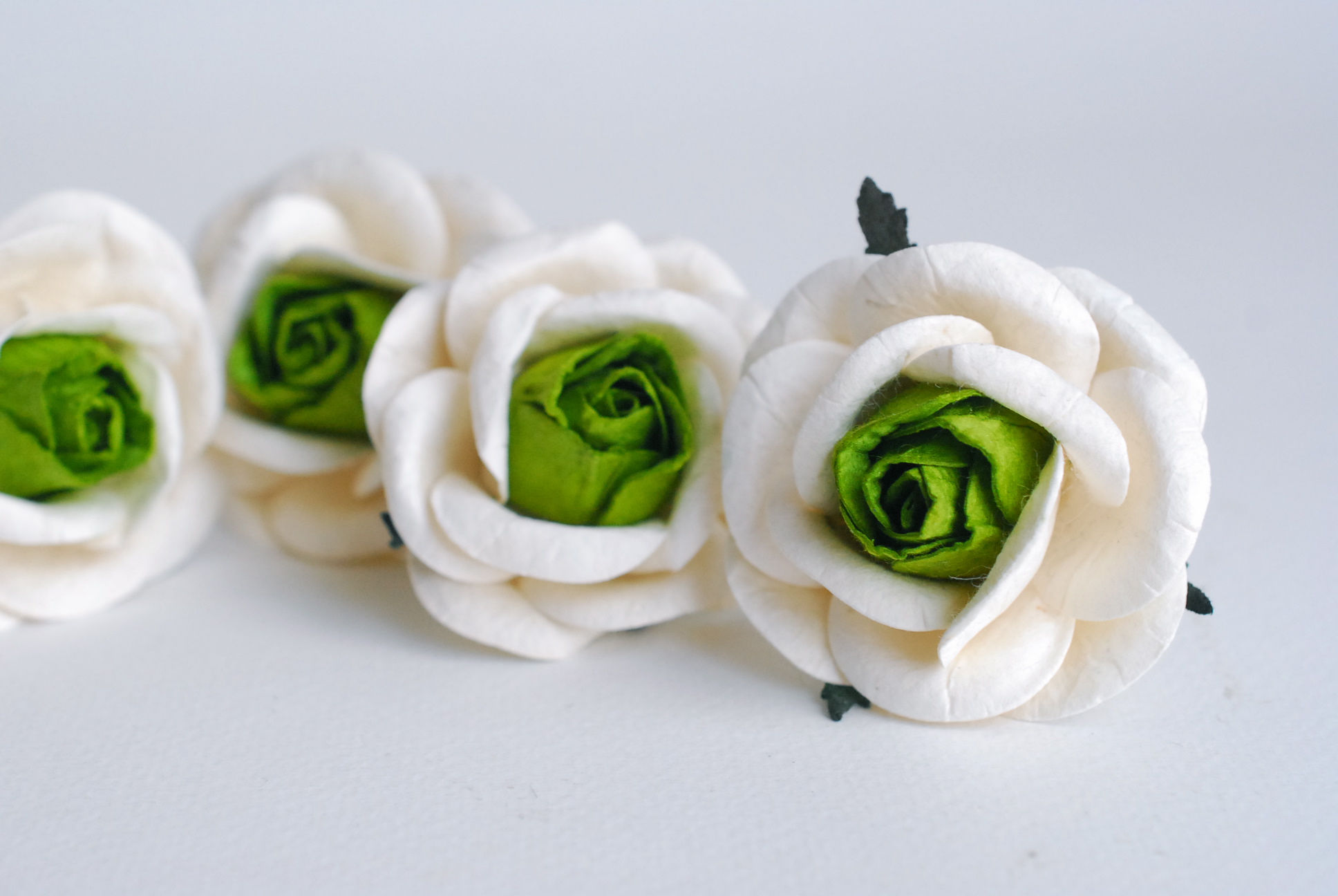 ดอกไม้กระดาษสา ดอกกุหลาบกระดาษ ดอกไม้กระดาษสา งานประดิษฐ์ ราคาส่ง ขนา่ด 4.5 cm., สำหรับของชำร่วย, งานแต่งงาน,สีเขียว-ขาว Paper flower,20 Pieces mulberry rose, 4.5 cm. medium green-white color.