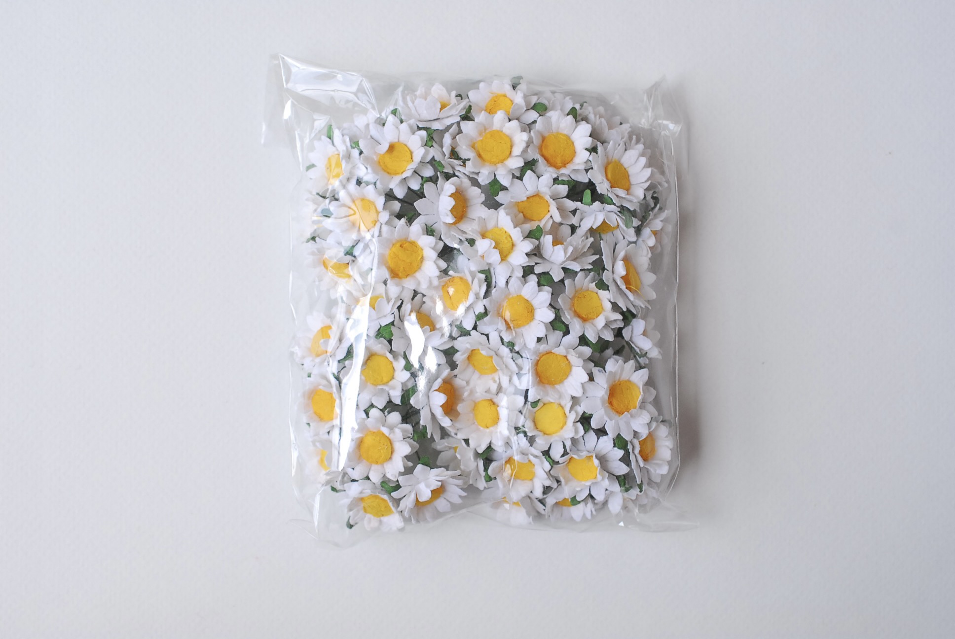 ดอกทานตะวันกระดาษ ดอกไม้กระดาษสา ดอกไม้ประดิษฐ์จากกระดาษสา ดอกทานตะวัน ดอกไม้กระดาษสาขายส่ง ดอกไม้ประดิษฐ์ ดอกไม้ทำข้อมือเพื่อนเจ้าสาว ขนาด 1.5 cm. จำนวน 50 ดอก สีเหลือง Paper Flower, Sun Flowers, white color, size 1.5 cm 50 pieces, yellow pollen.