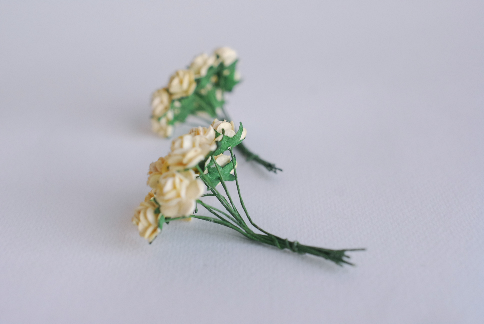 ดอกไม้กระดาษสาสำหรับตกแต่ง ของชำร่วย ดอกกุหลาบ กระดาษสา สีครีมเหลือง #147 ขนาด 1 cm. จำนวน 100 ดอก/1 ถุง