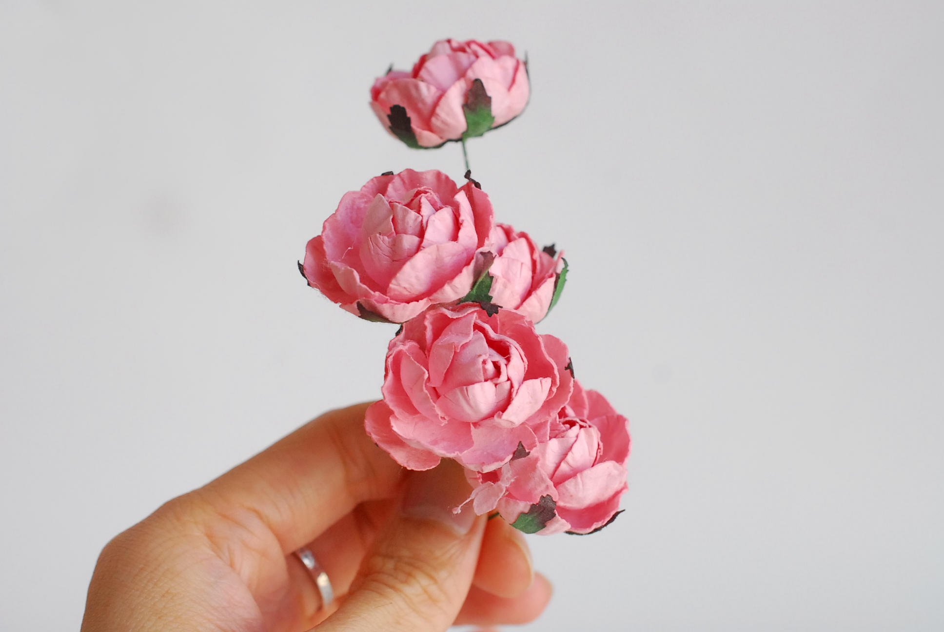 ดอกกุหลาบกระดาษสา peony ดอกไม้กระดาษสาราคาส่ง, ดอกไม้กระดาษ,ดอกไม้ประดิษฐ์ สำหรับตกแต่งของชำร่วย งานแต่งงาน ดอกกุหลาบกลม peony ขนาด 3.5 cm. จำนวน 25 ดอก, สีชมพูหวาน Paper Flowers, Peony flowers supplies size 3.5cm./ 25 pieces, handmade flowers. pink color