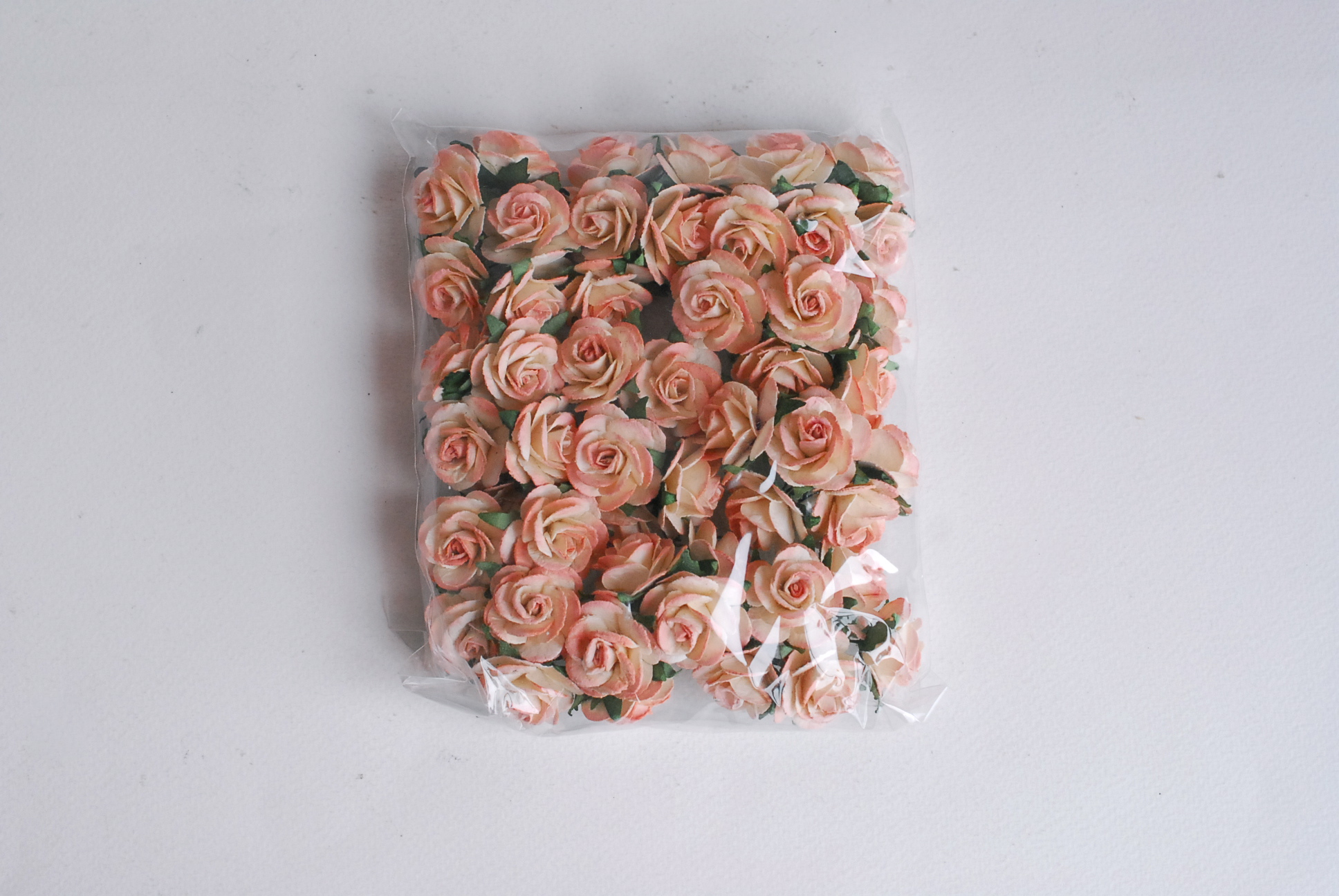 ดอกไม้กระดาษสา ดอกไม้กุหลาบกระดาษ ราคาส่ง, ดอกกุหลาบจิ๋ว ดอกกุหลาบกระดาษสา ดอกไม้ประดิษฐ์ สำหรับตกแต่งของชำร่วย หรืองานแต่งงาน สีpeachอ่อน (light peach brush) ปัดขาวขนาด 2.5 cm. จำนวน 50 ดอก