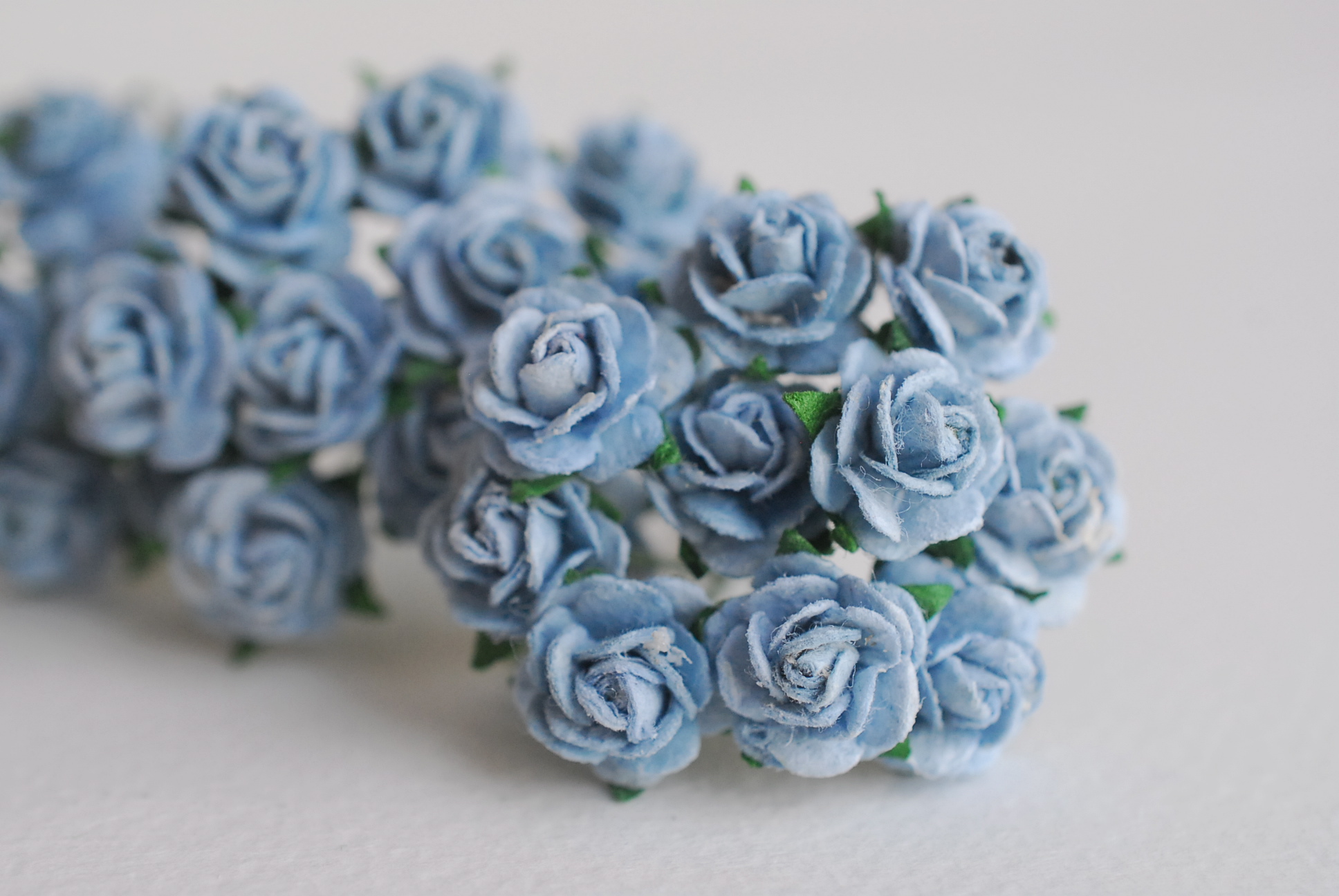 ดอกไม้กระดาษสาสำหรับตกแต่ง ของชำร่วย ดอกกุหลาบ กระดาษสา สีฟ้าตุ่น ขนาด 1 cm. จำนวน 100 ดอก/1 ถุง