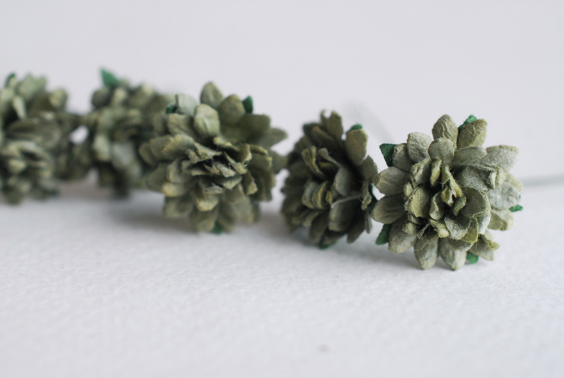 ดอกไม้ประดิษฐ์, ดอกไม้กระดาษสา, ดอก gypsophila, ดอกยิปโซ งานประดิษฐ์ตกแต่งของชำร่วย, ดอกไม้ทำพานพุ่ม,พานพวงมาลัย, พานรับไหว้, ขนาด 1.5 cm. สีเขียวตุ่น