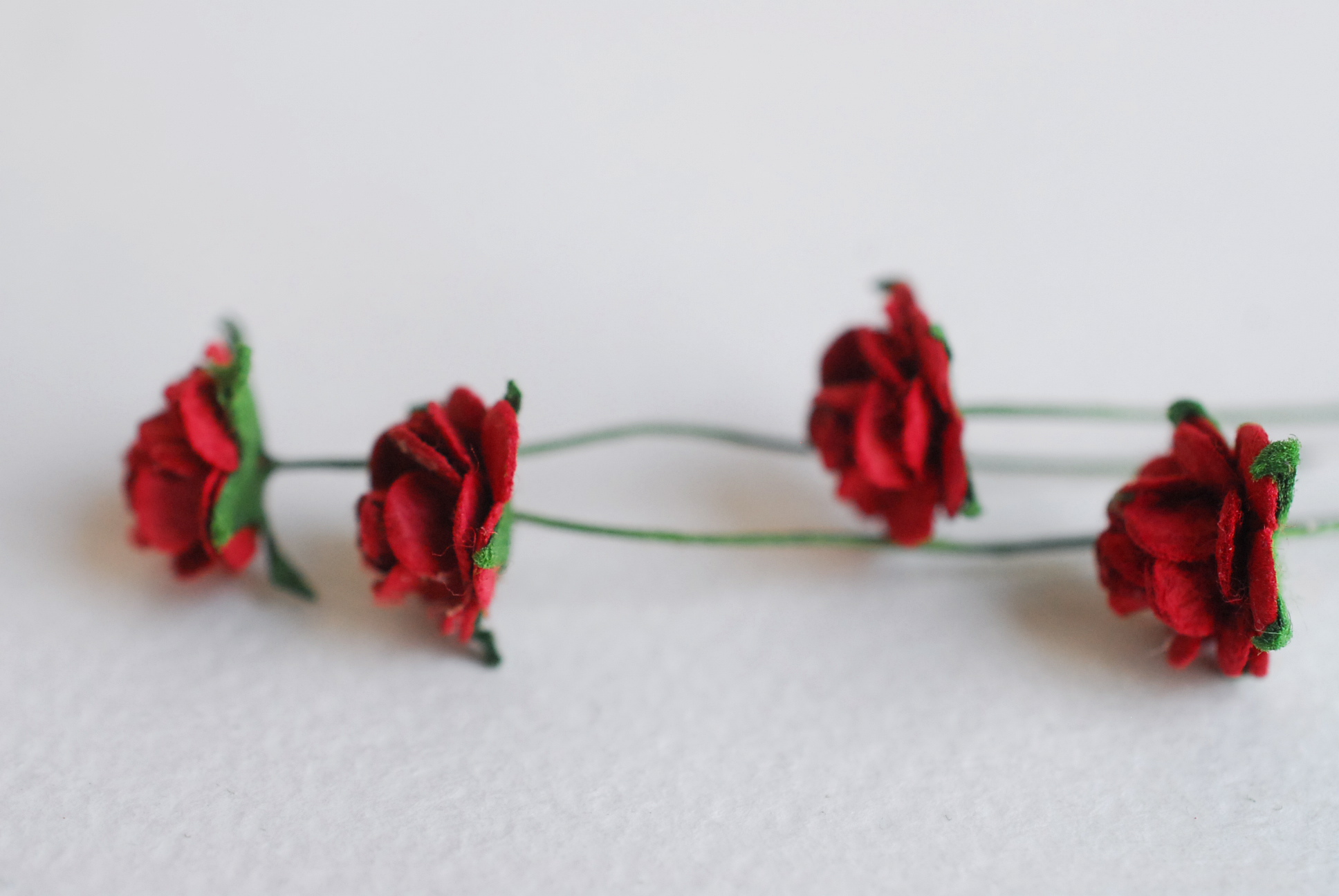 ดอกไม้กระดาษสาสำหรับตกแต่ง ของชำร่วย ดอกกุหลาบ ดอกกุหลาบสีแดง กระดาษสา สีแดงเข้มขนาด 1 cm. จำนวน 100 ดอก/1 ถุง