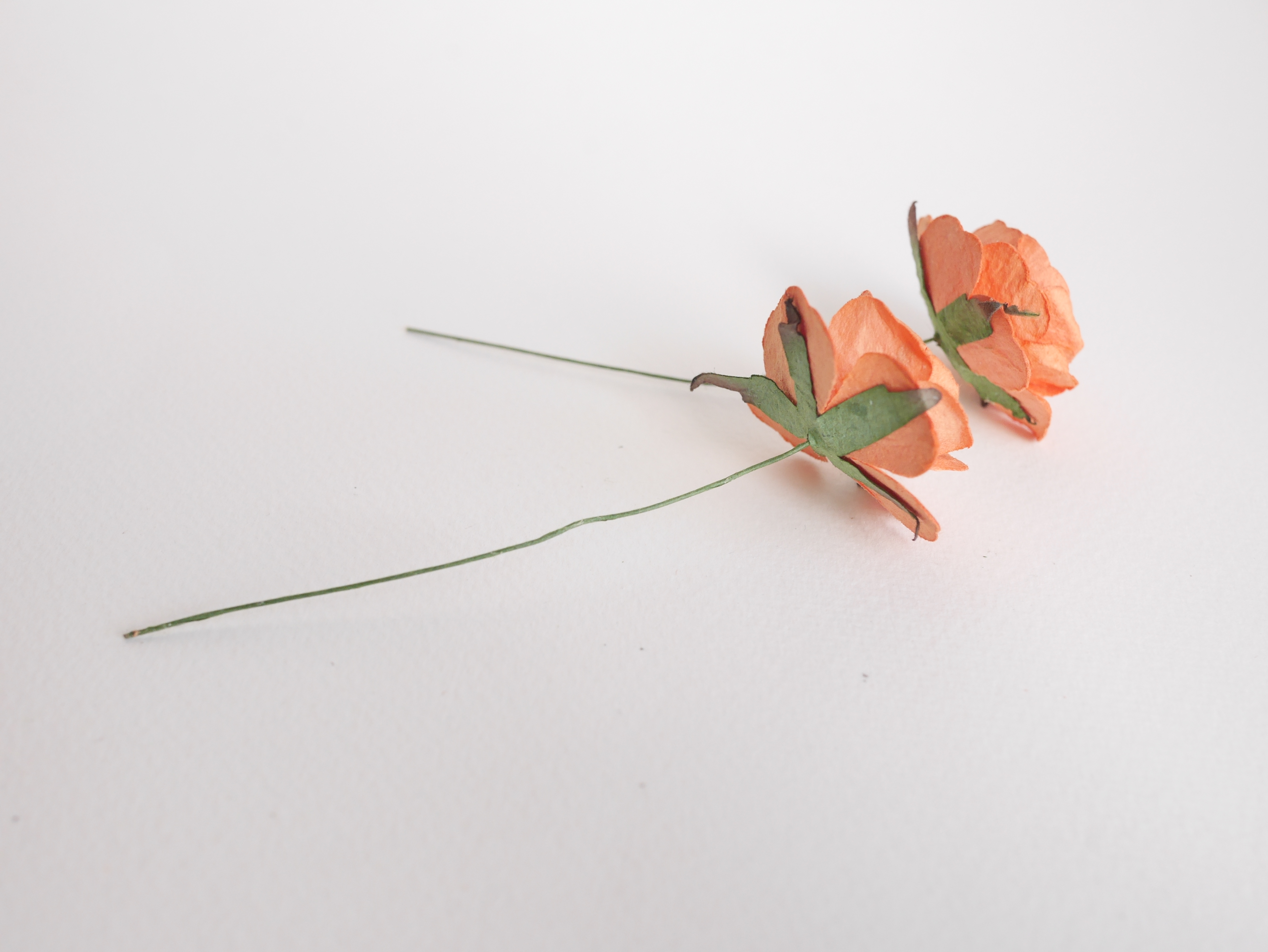 ดอกไม้กระดาษสา ราคาส่ง, ดอกกุหลาบกระดาษสา ดอกไม้ประดิษฐ์ สำหรับตกแต่ง หรืองานแต่งงาน สีส้มอิฐ ขนาด 3.5 cm. จำนวน 25ดอก Paper flowers, handmade flowers, small roses paper size 3.5 cm. 25 pieces, dark orange color.