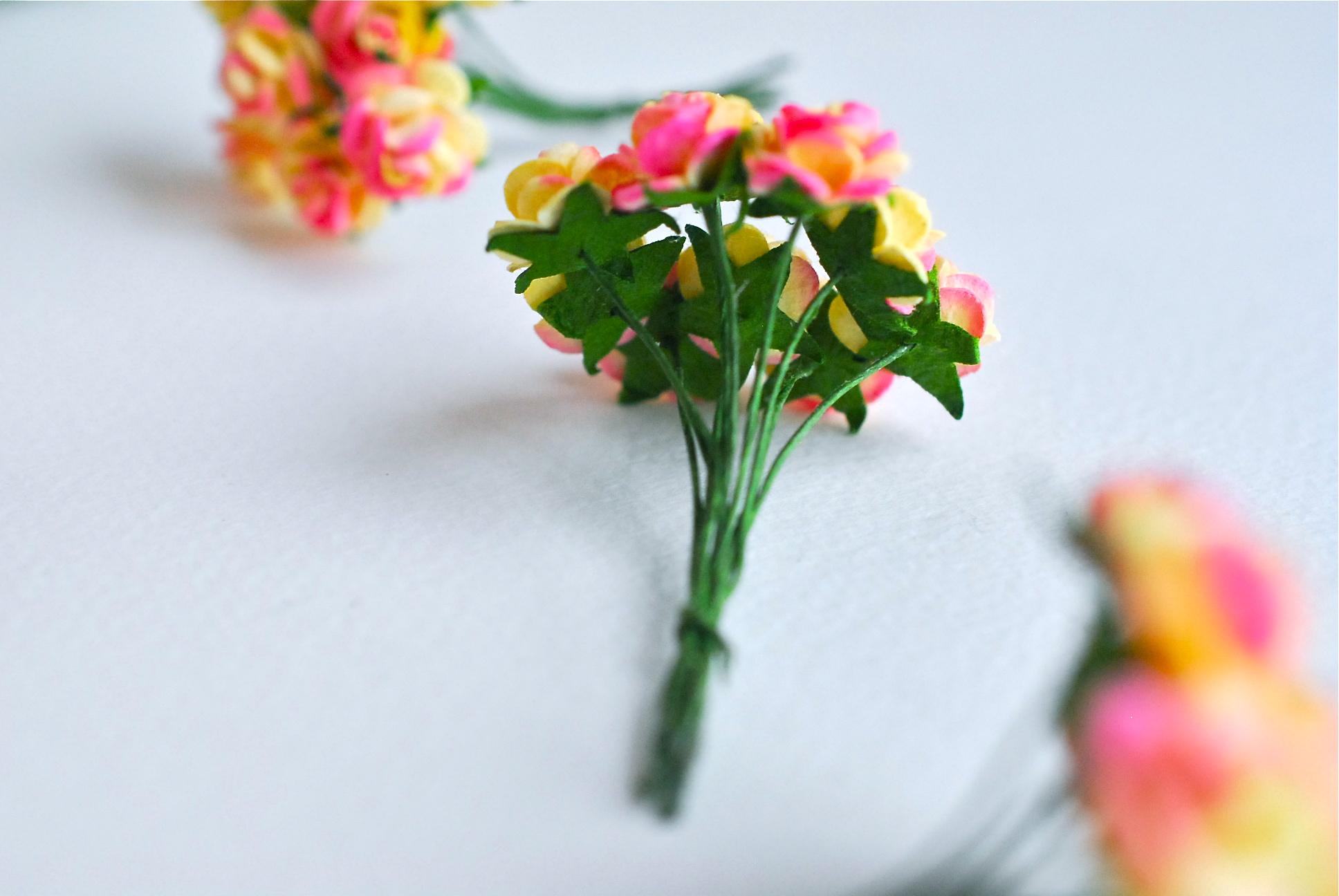 ดอกไม้กุหลาบกระดาษ ดอกกุหลาบจิ๋ว ดอกกุหลาบกระดาษสา ดอกไม้ข้อมือเพื่อนเจ้าสาว ช่อดอกไม้ติดอกเจ้าบ่าว หรือตกแต่งของชำร่วย ดอกไม้กระดาษสาสีเหลืองปัดสีชมพูบานเย็นขนาด 1.5 cm. จำนวน 100 ดอก Paper Flowers size 1.5 cm., mini roses yellow brush pinky color, 100 p