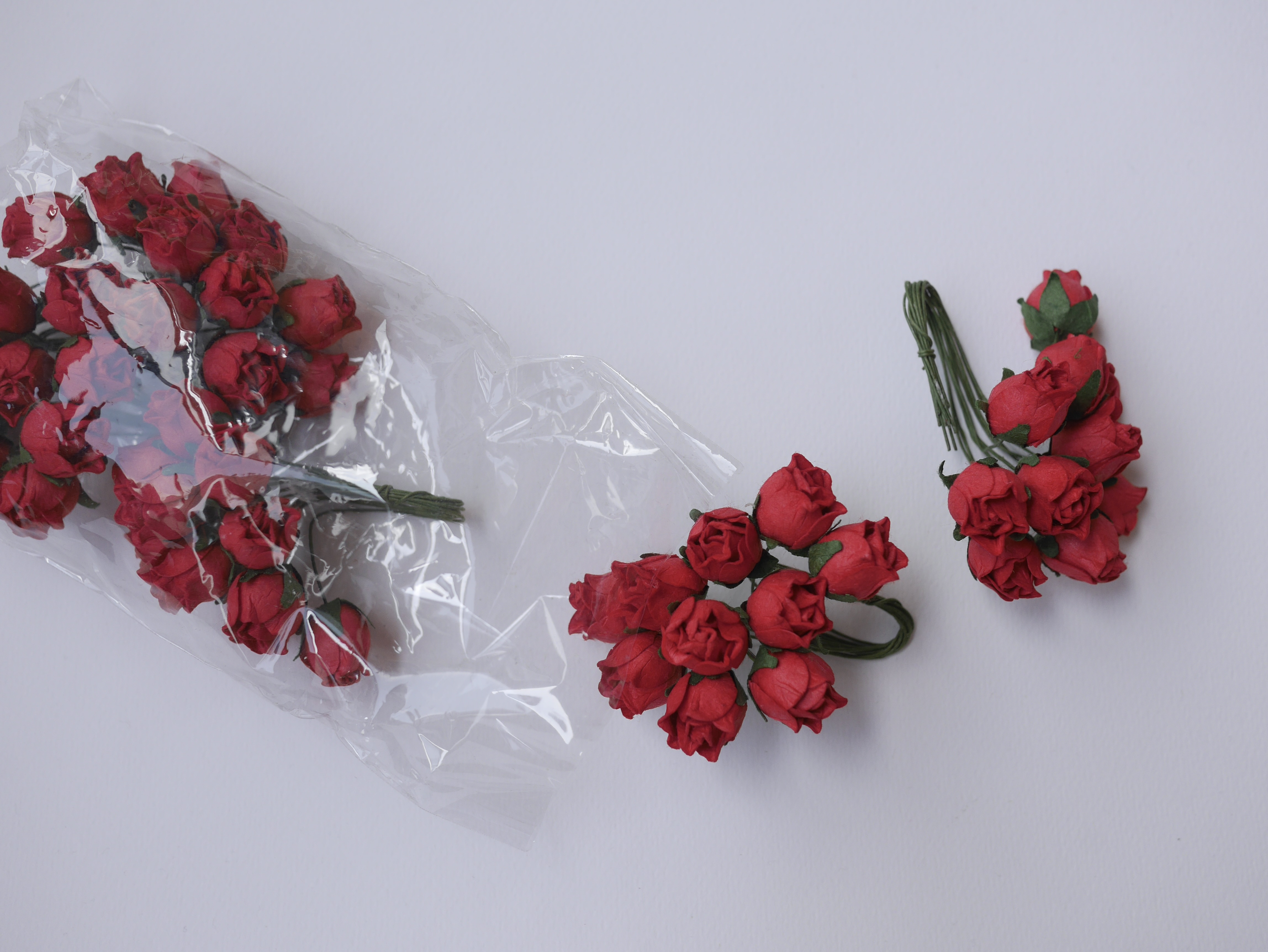 ดอกไม้กระดาษสา ดอกไม้กระดาษสา จตุจักร งานประดิษฐ์ ดอกไม้ทำข้อมือเพื่อนเจ้าสาว แต่งงาน, ดอกกุหลาบตูม 50 ดอก สีแดง color ขนาด 1.5 cm. paper flowers, budding roses flower 1.5 cm. 50 pieces. red color.