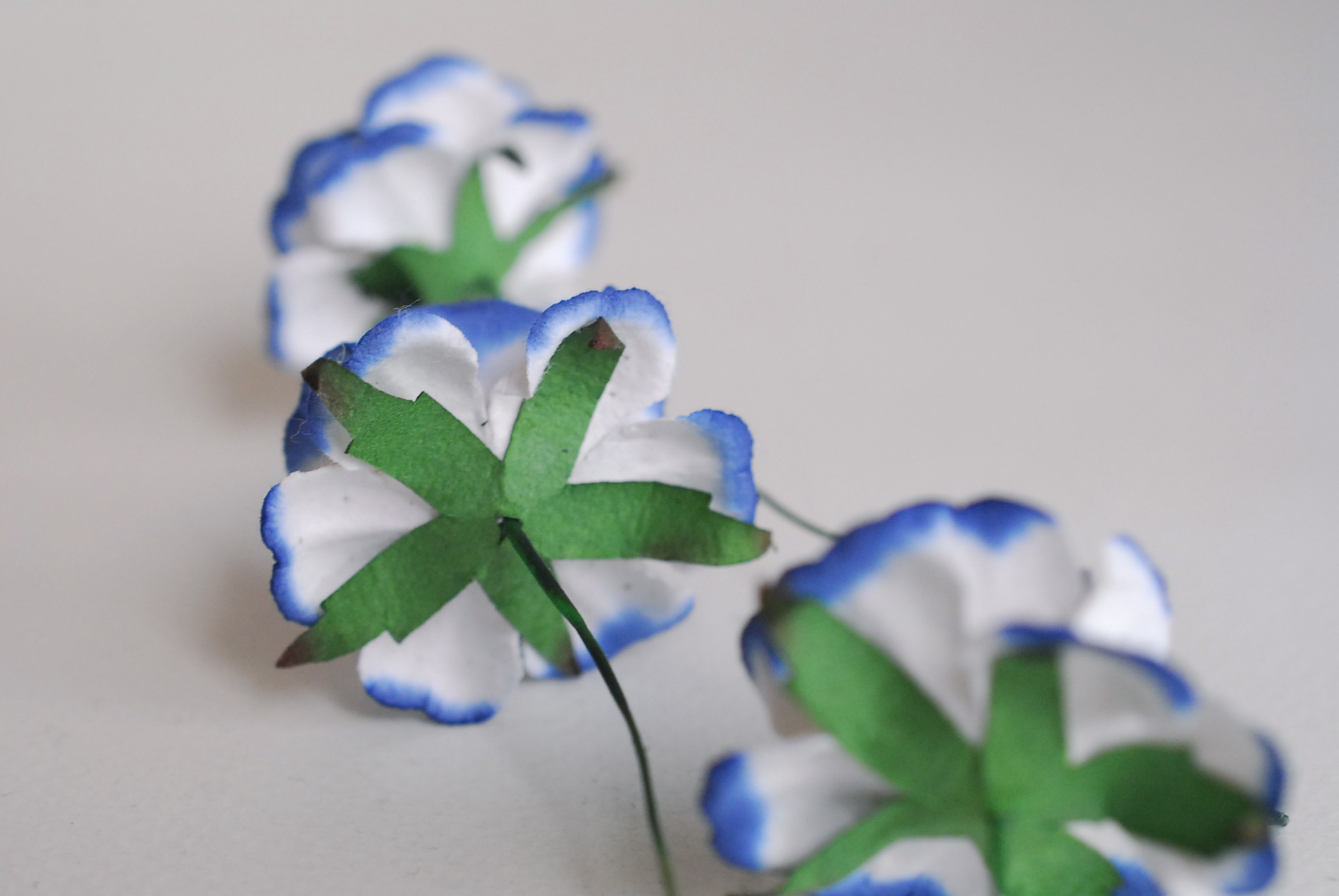 ดอกไม้กระดาษสา ดอกกุหลาบกระดาษสา ดอกไม้กุหลาบ ดอกไม้ประดิษฐ์ สำหรับตกแต่ง หรืองานแต่งงาน สีน้ำเงินเข้มปัดขาว ขนาด 3.5 cm. จำนวน 25 ดอก Paper flowers, handmade flowers, small roses paper size 3.5 cm. 25 pieces, nevy blue brush white color.