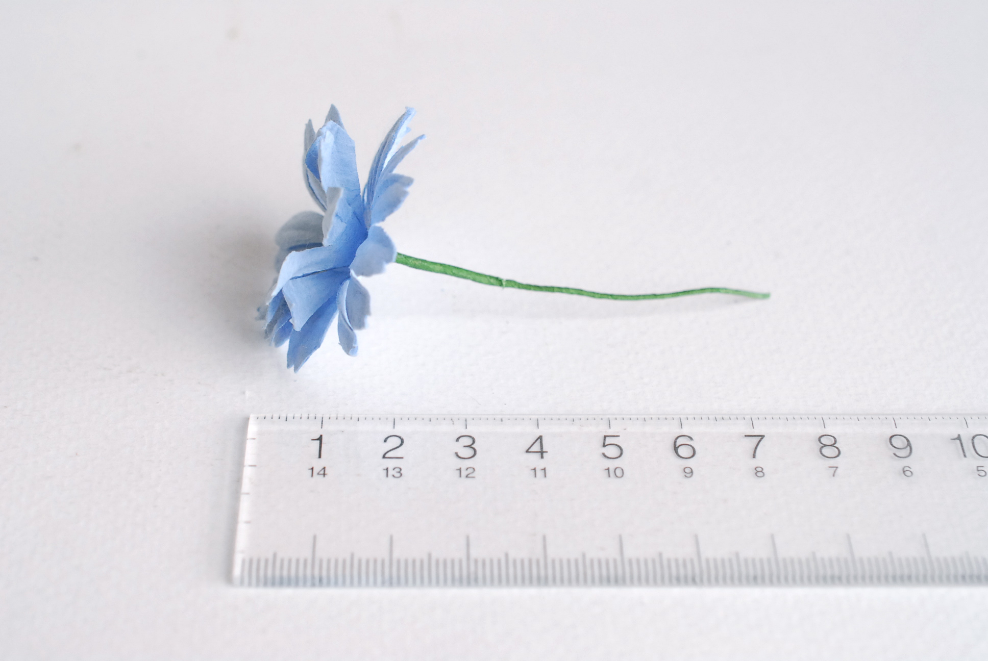 ดอกไม้กระดาษสา ดอกไม้ประดิษฐ์จากกระดาษสา ดอกไม้กระดาษสาขายส่ง ดอกไม้ประดิษฐ์ ดอกไม้ทำข้อมือเพื่อนเจ้าสาว ดอก daisy ขนาด 3.5 cm. จำนวน 25 ดอก สีน้ำเงินตุ่น Paper Flower, 25 Daisy Flowers, pale blue color, size 4.5 cm.,ivory pollen