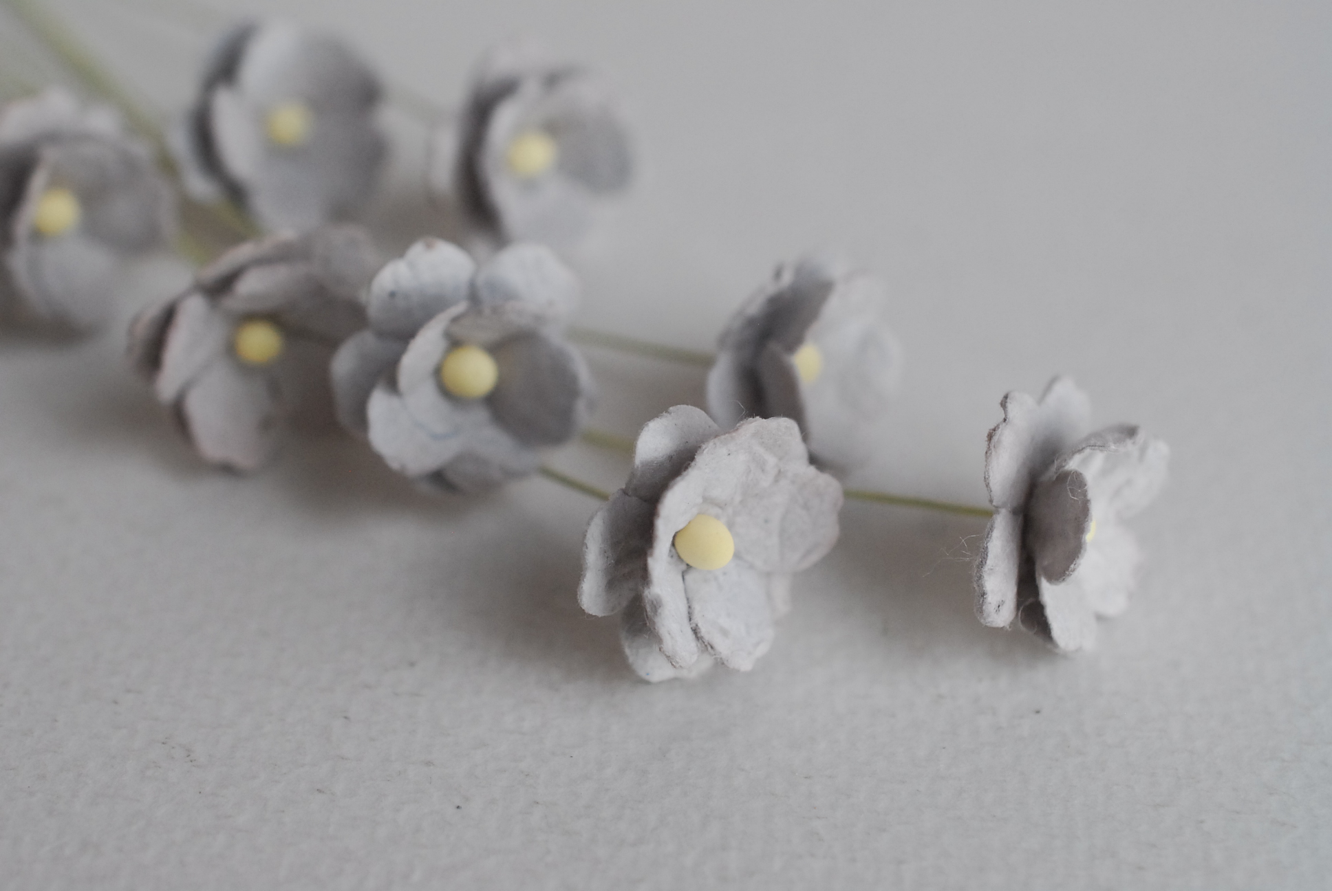 ดอกไม้กระดาษสา ราคาส่ง, ดอกไฮเดรนเยียกระดาษสา ดอกไม้ประดิษฐ์ ตกแต่งงานแต่งงาน ประดิษฐ์ข้อมือเพื่อนเจ้าสาว ขนา่ด 1.5 cm., สำหรับของชำร่วย, งานแต่งงาน, ดอกไม้ทำข้อมือเจ้าสาว สีเทา จำนวน 100 ดอก Paper flower,100 Pieces mulberry hydenyia, 1.5 cm. grey color.